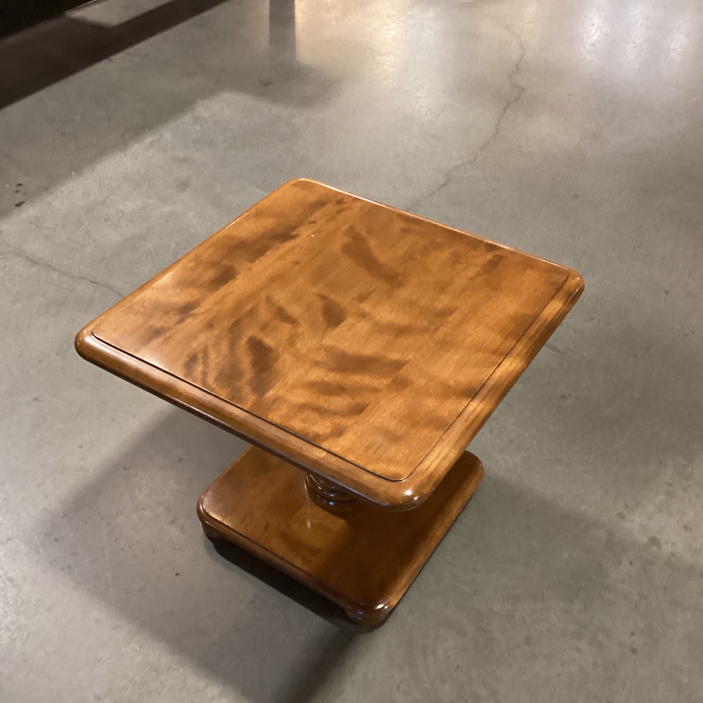Vintage 70's Ethan Allen Heirloom Nutmeg Maple End Table 21"x 21"x 16.5"