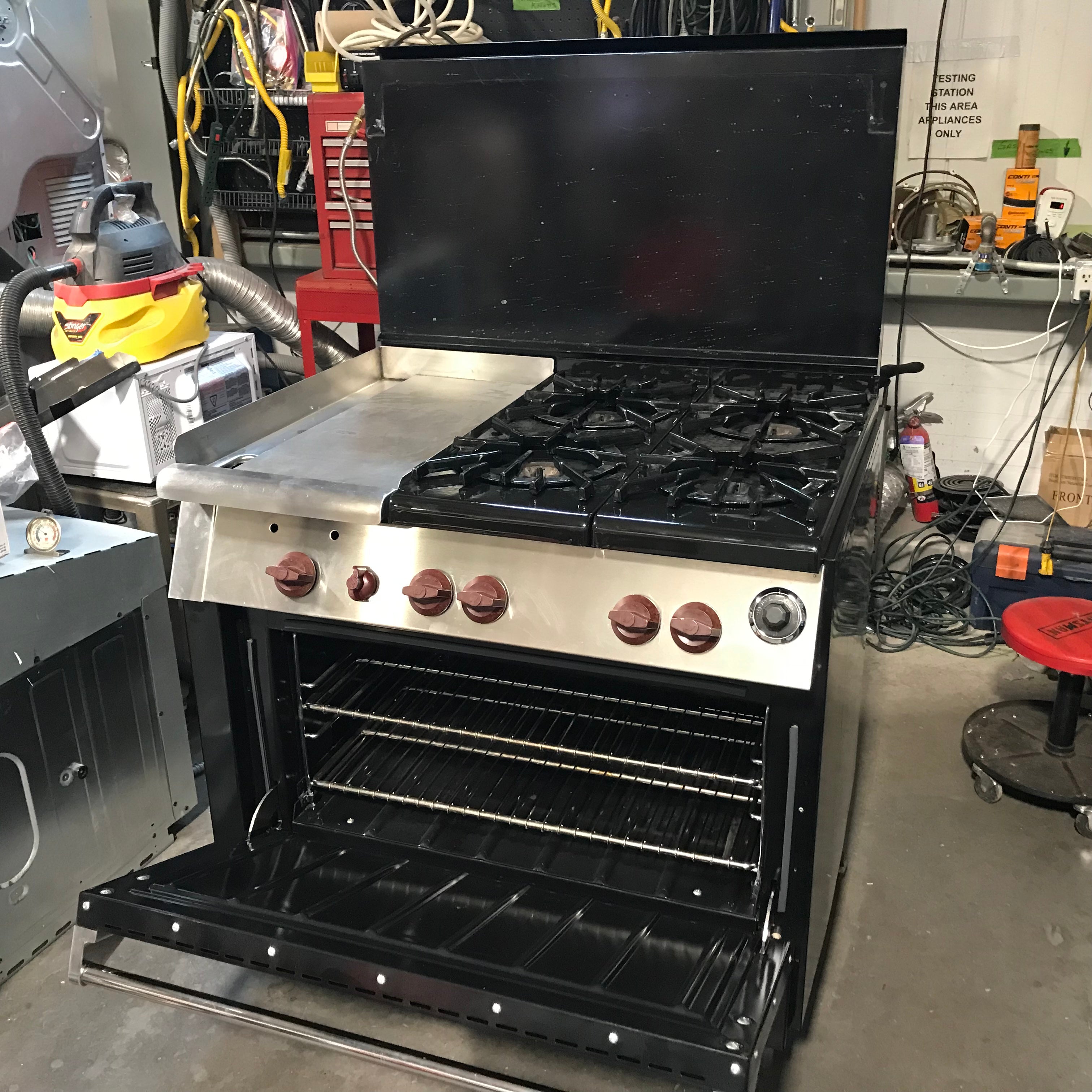 Wolf Black 4 Burner, Griddle, Gas Range 37"x 31"x 59"