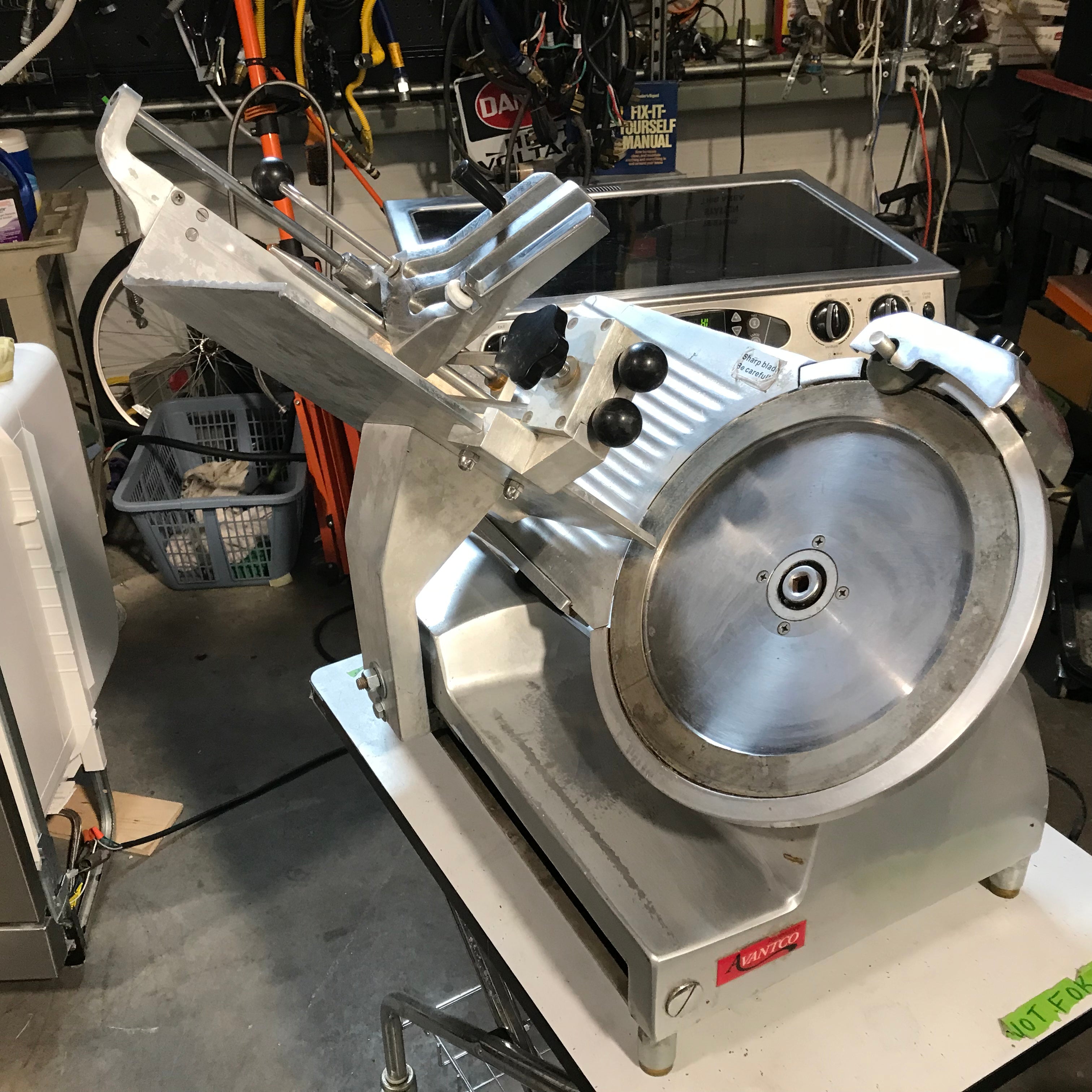 Avantco SL713MAN Mudium-Duty Manual Feed Meat Slicer 23"x 15"x  26"