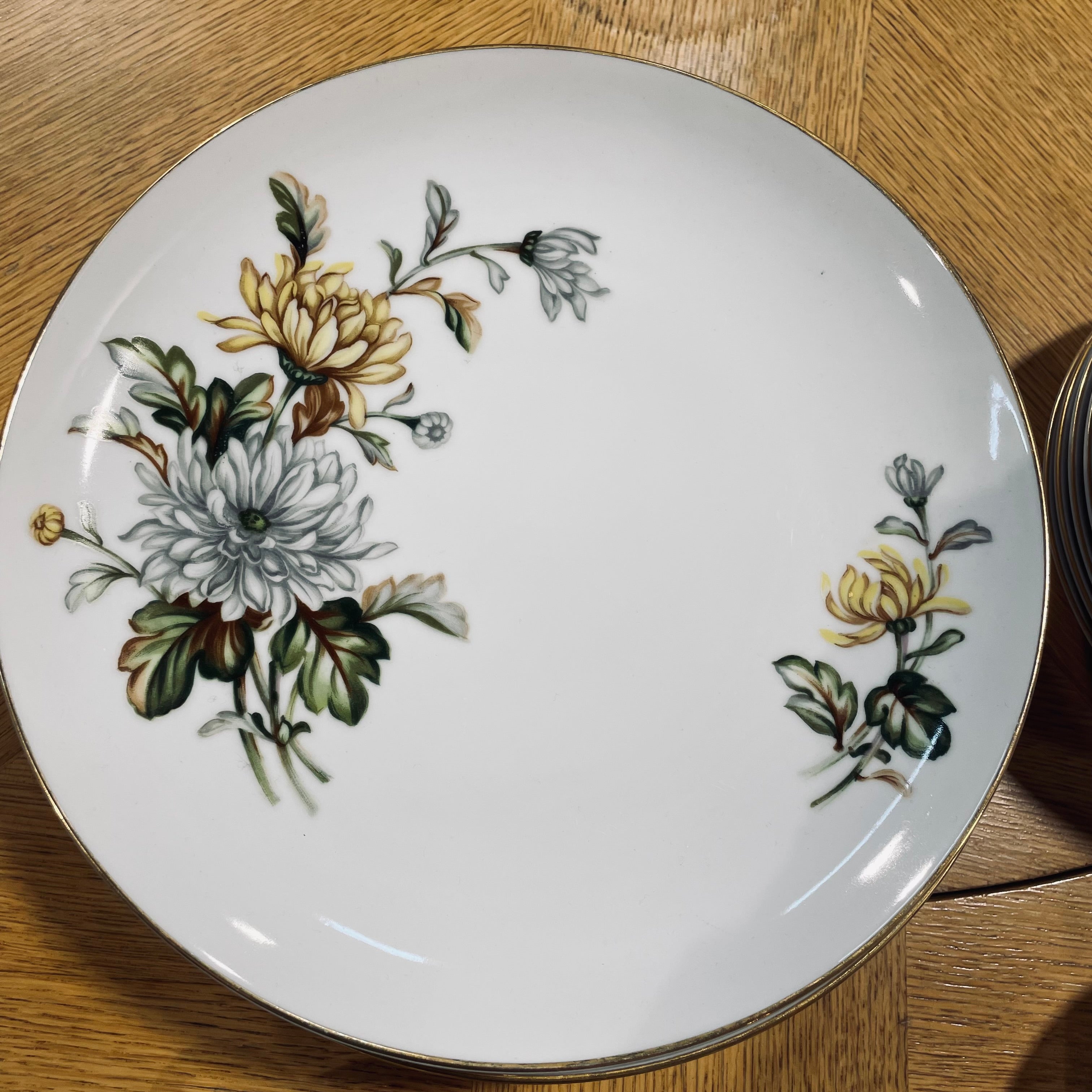 Set of 48 Pieces Eterna Chrysanthemum China Dinnerware