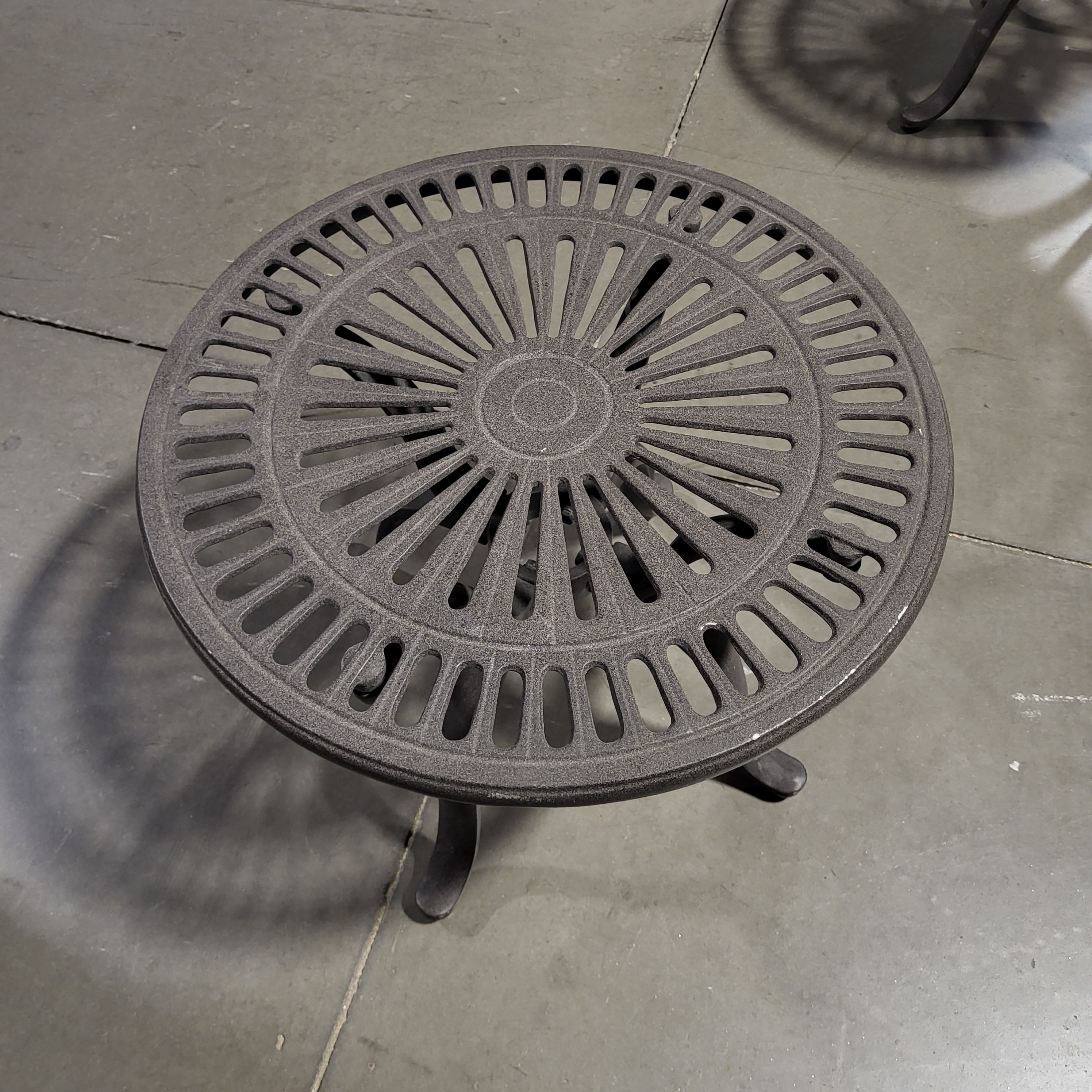 Tropitone Cast Aluminium Patio End Table 21.5" Diameter x 17"