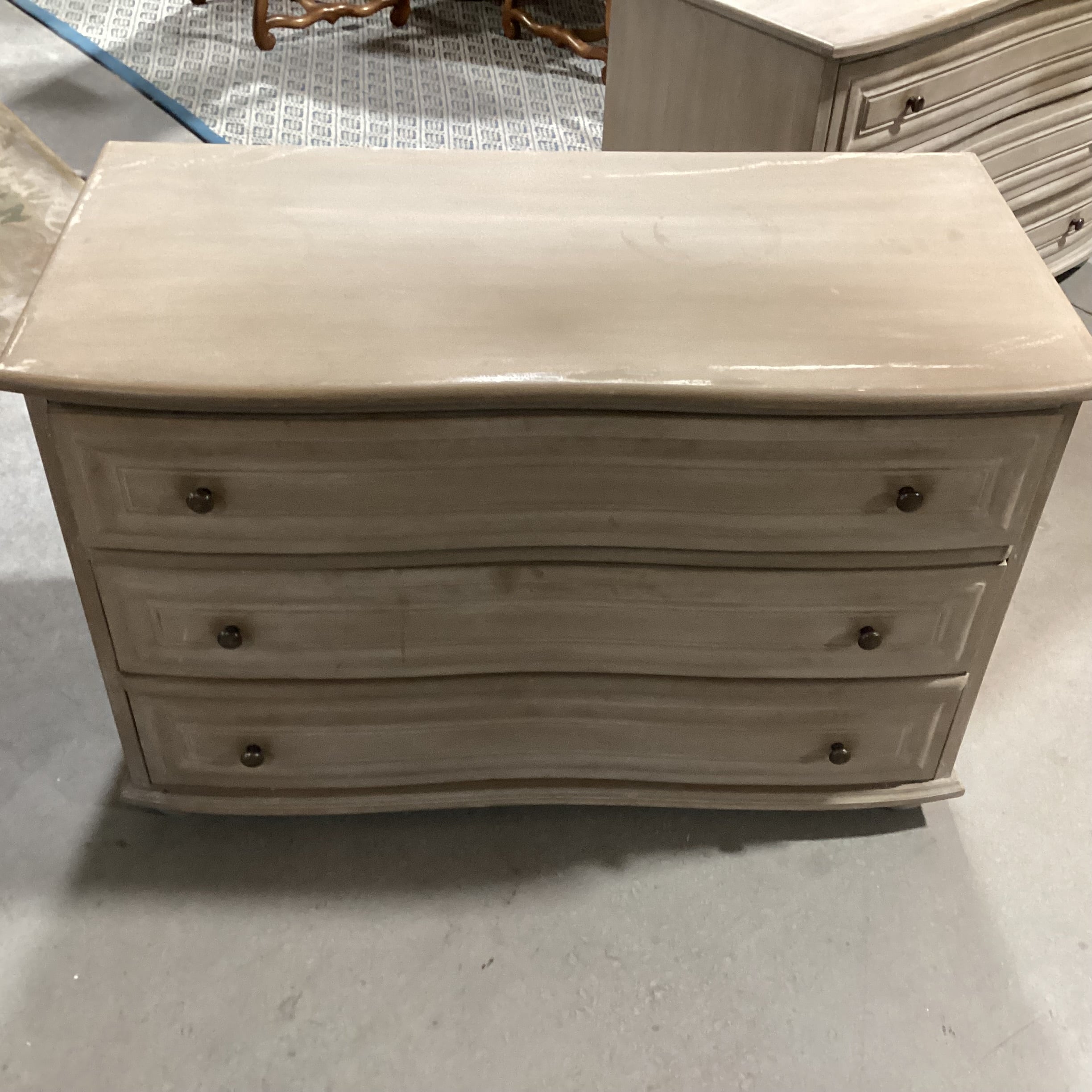 Noir Furniture Lauren Grey Wash Finish Curved Carved Front 3 Drawer Chest 45.5"x 22"x 30"