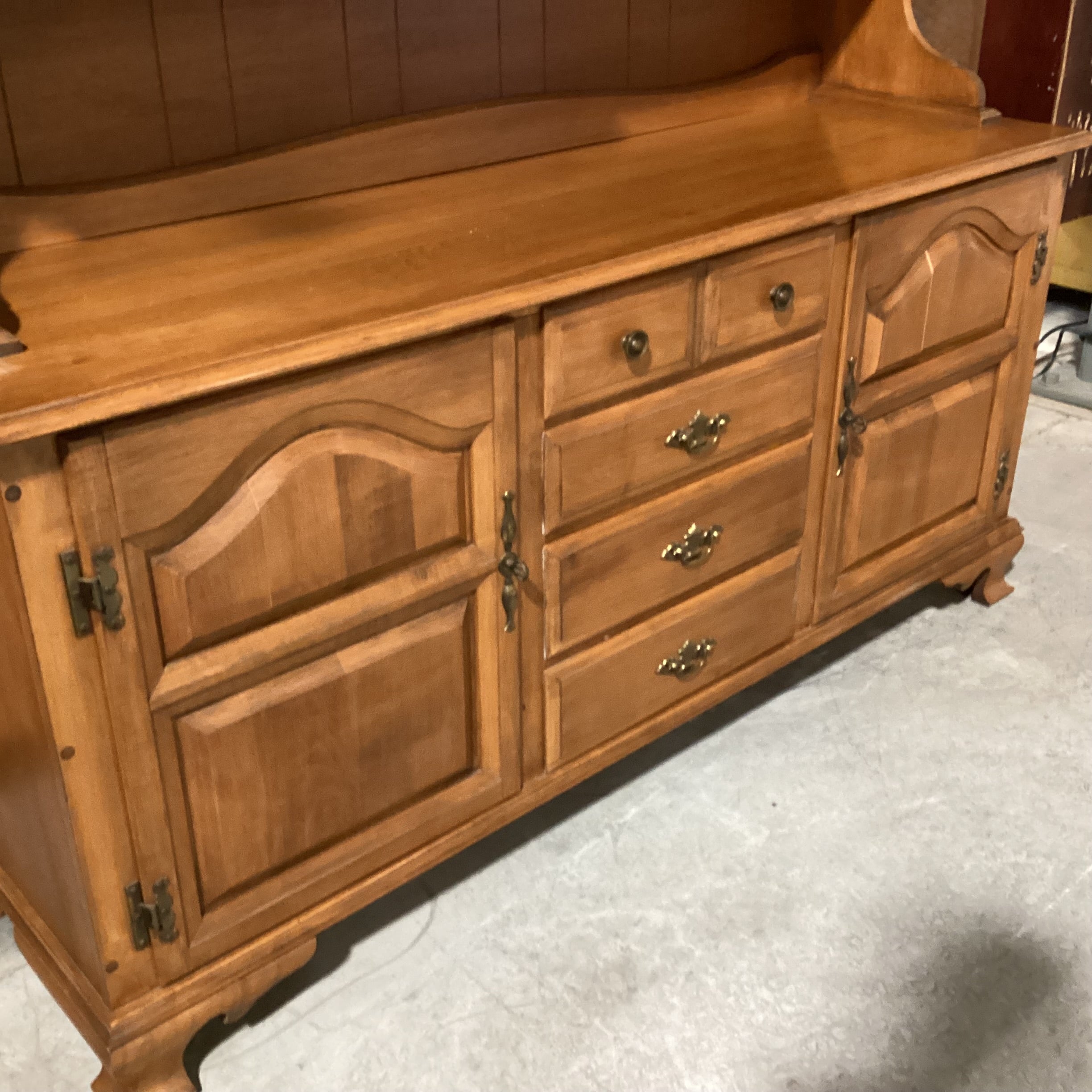 Sprague & Carleton Vintage Colonial Style Solid Rock Maple 4 Door 4 Drawer 2 Piece Hutch 62"x 19"x 75"