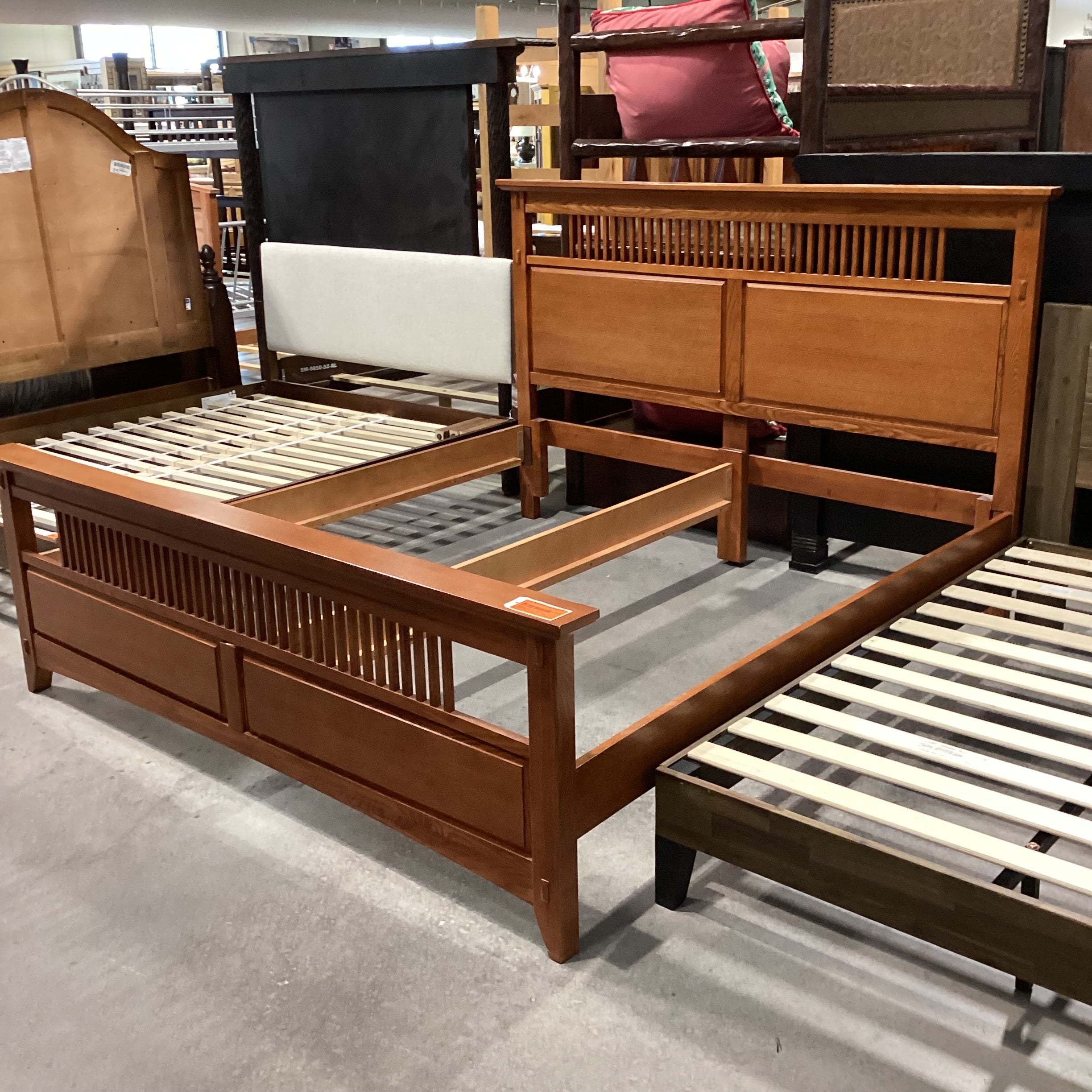 King Solid Light Finish Bedset 84"x 87"x 52"