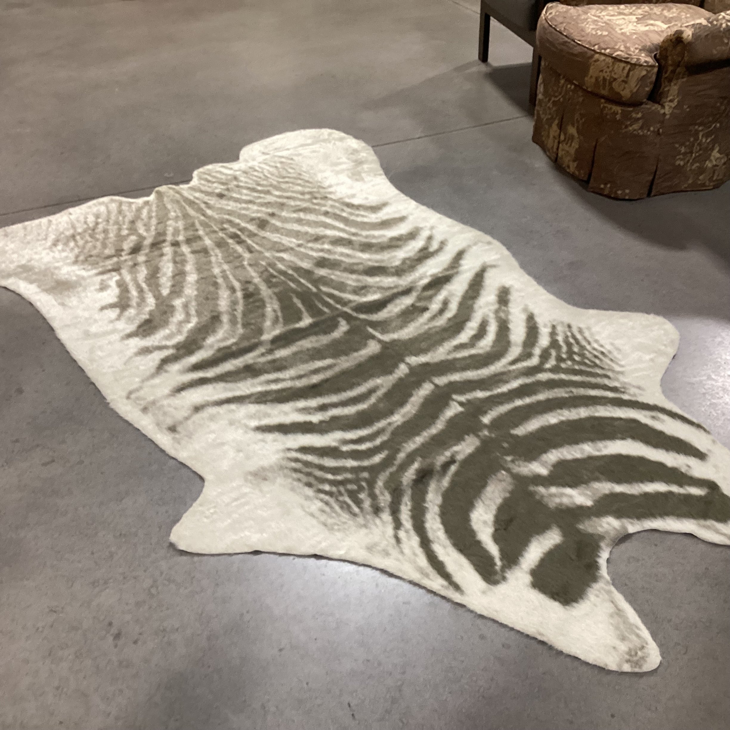 Erin Gates by Momeni Acadia Grey Zebra Faux Fur Rug 5'3"x 7'10'