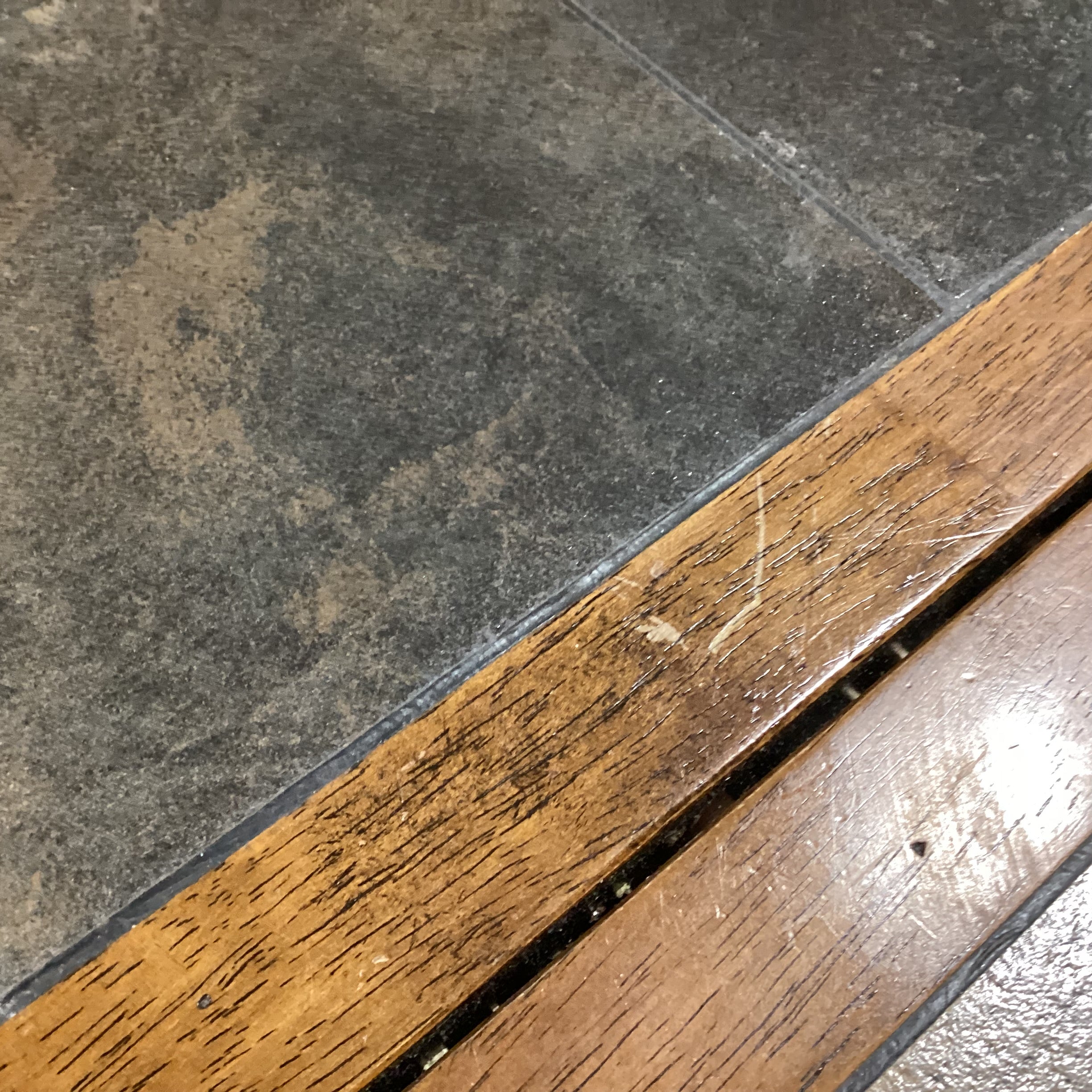 Carved Wood & Slate Stone Tile with Center Butterfly Leaf Table with 4 Wood & Croc Style Faux Leather Barstools Dining Set 44.5" to 62.5"x 44.5"x 35.5"