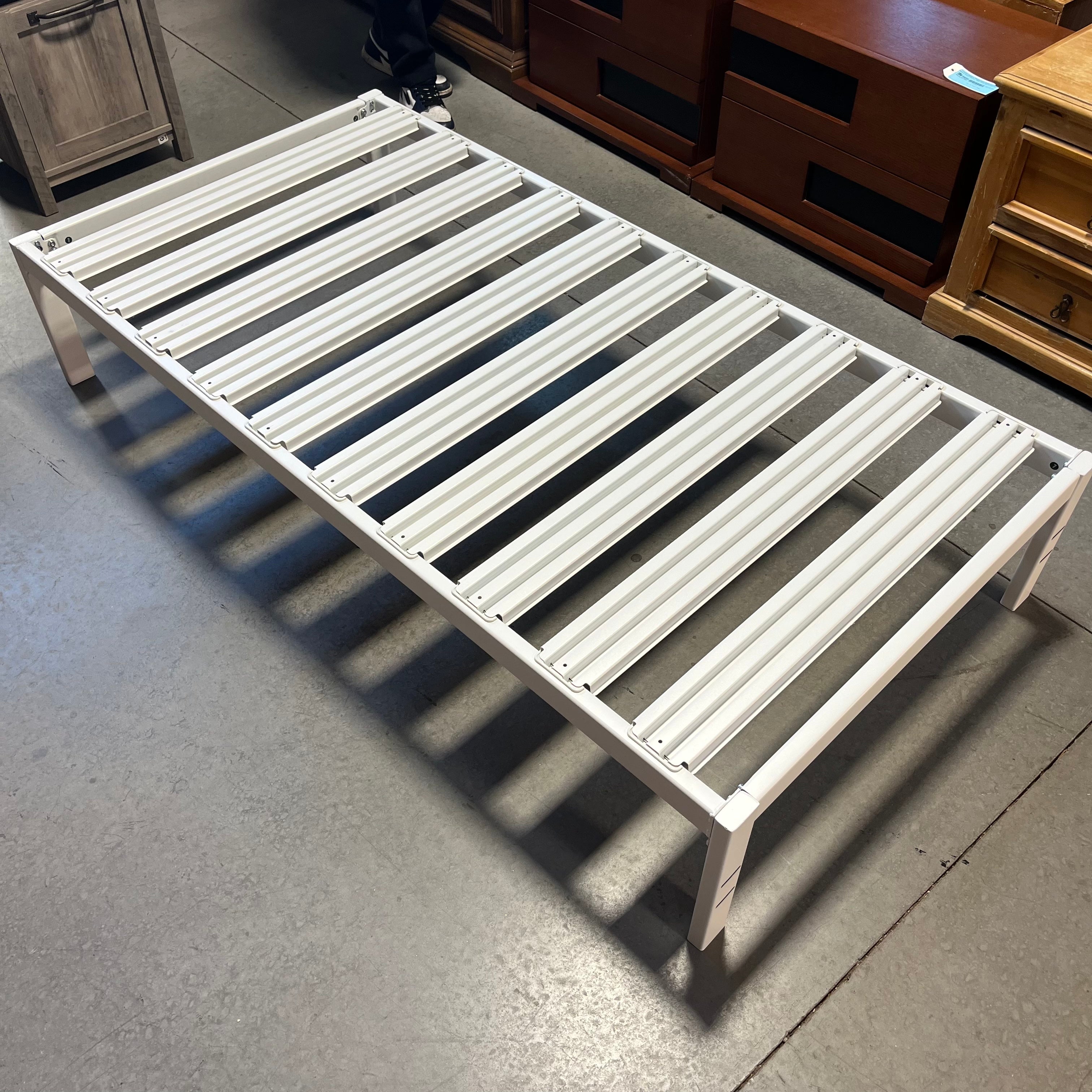 TWIN White Metal Platform Bed Set 38"x 74.5"x 14"