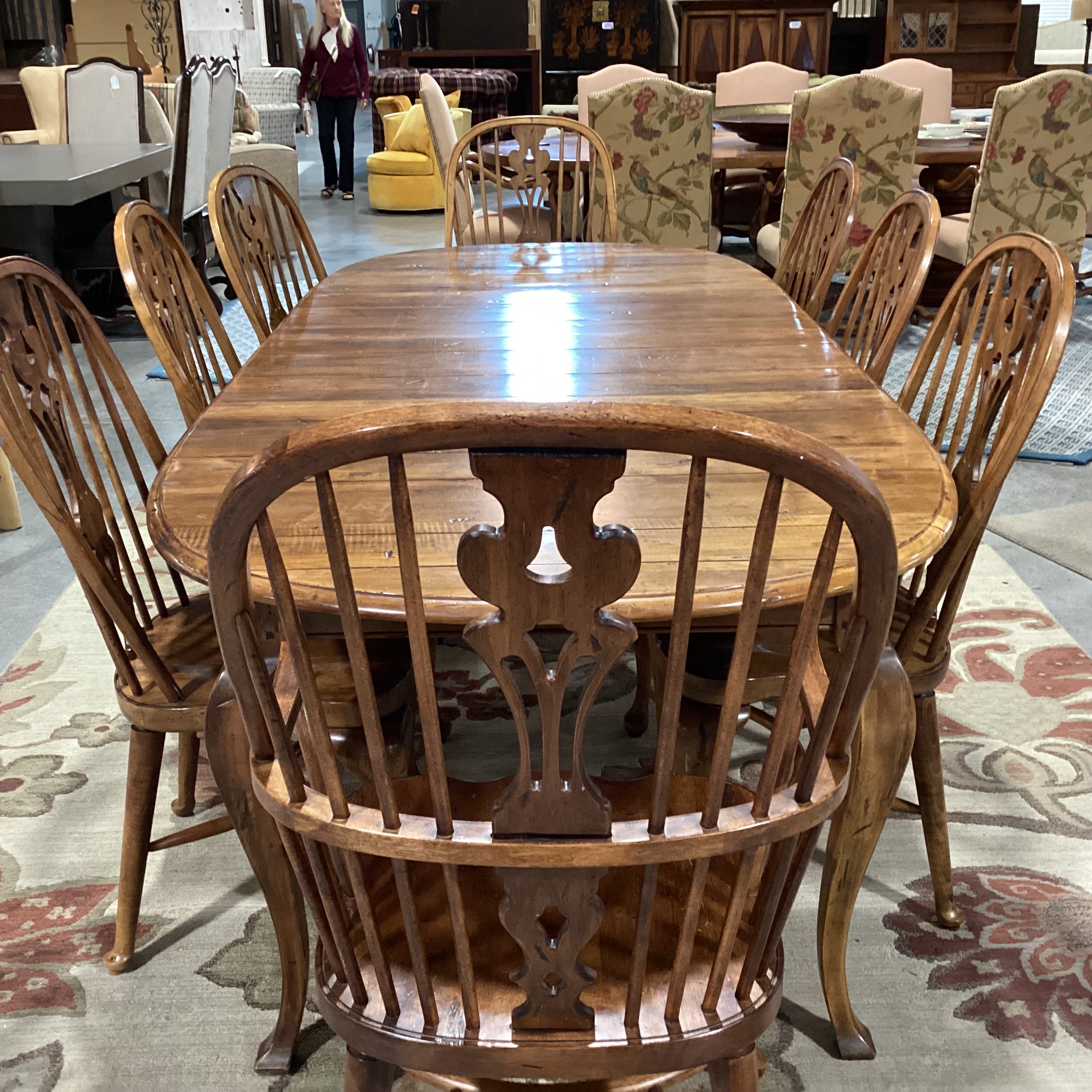 Ethan Allen Vintage Windsor Style Carved Distressed Wood 2 Leaf Table & 8 Chairs Dining Set 102"x 44.5"x  30"