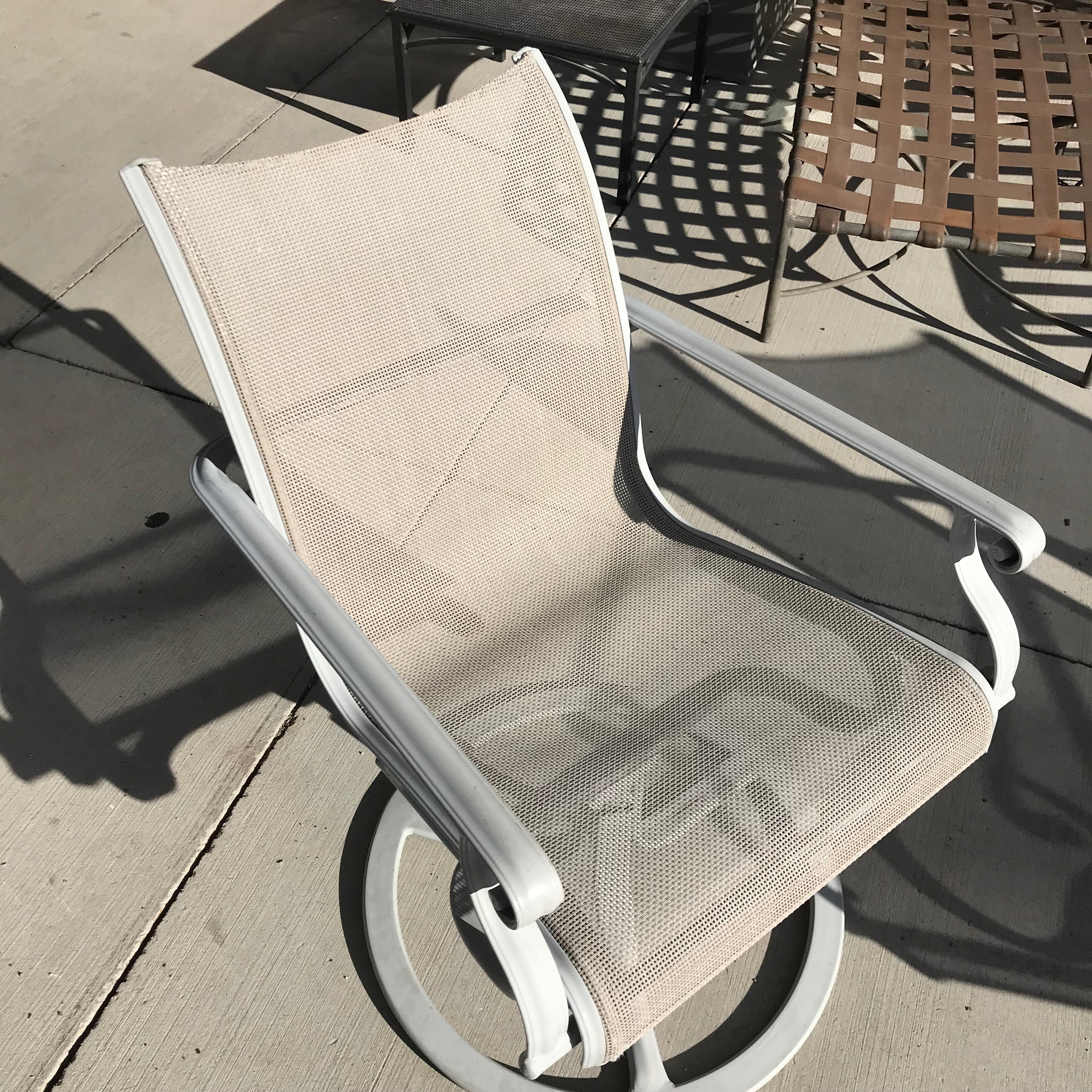 18"x 25.5"x 34.5" Brown Jordan Swivel Chair