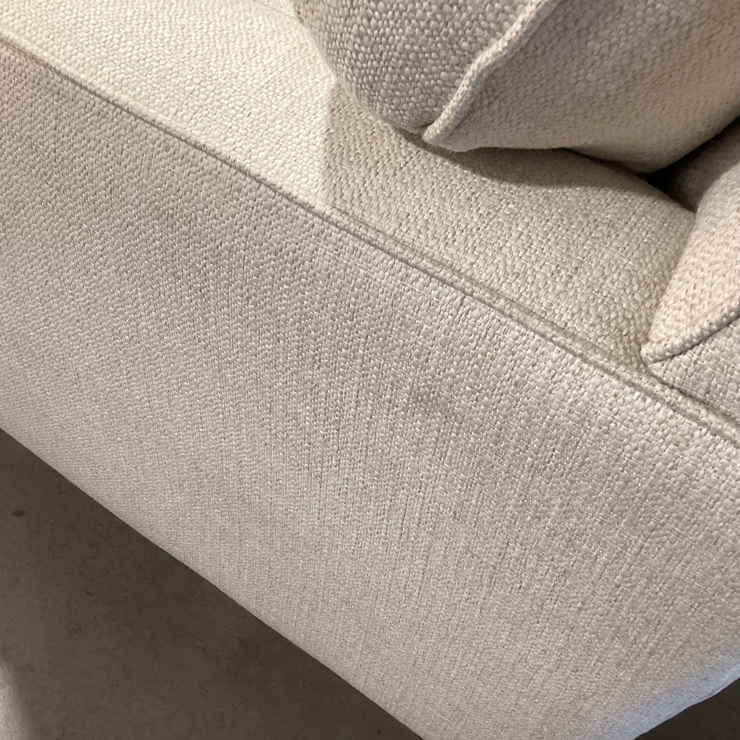 Havertys Fine Furniture Cream Woven Button Tufted Seat Curved Sofa 83"x 40"x 31"