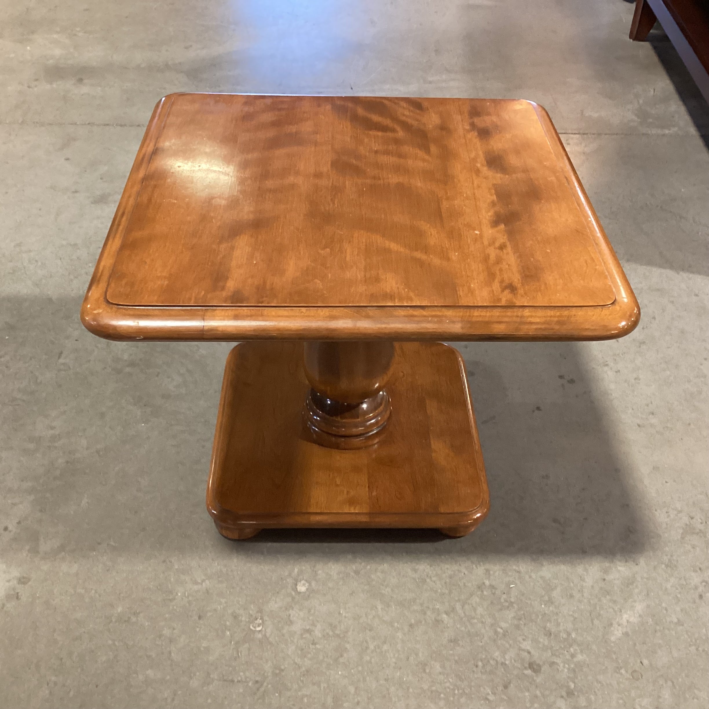 Vintage 70's Ethan Allen Heirloom Nutmeg Maple End Table 21"x 21"x 16.5"