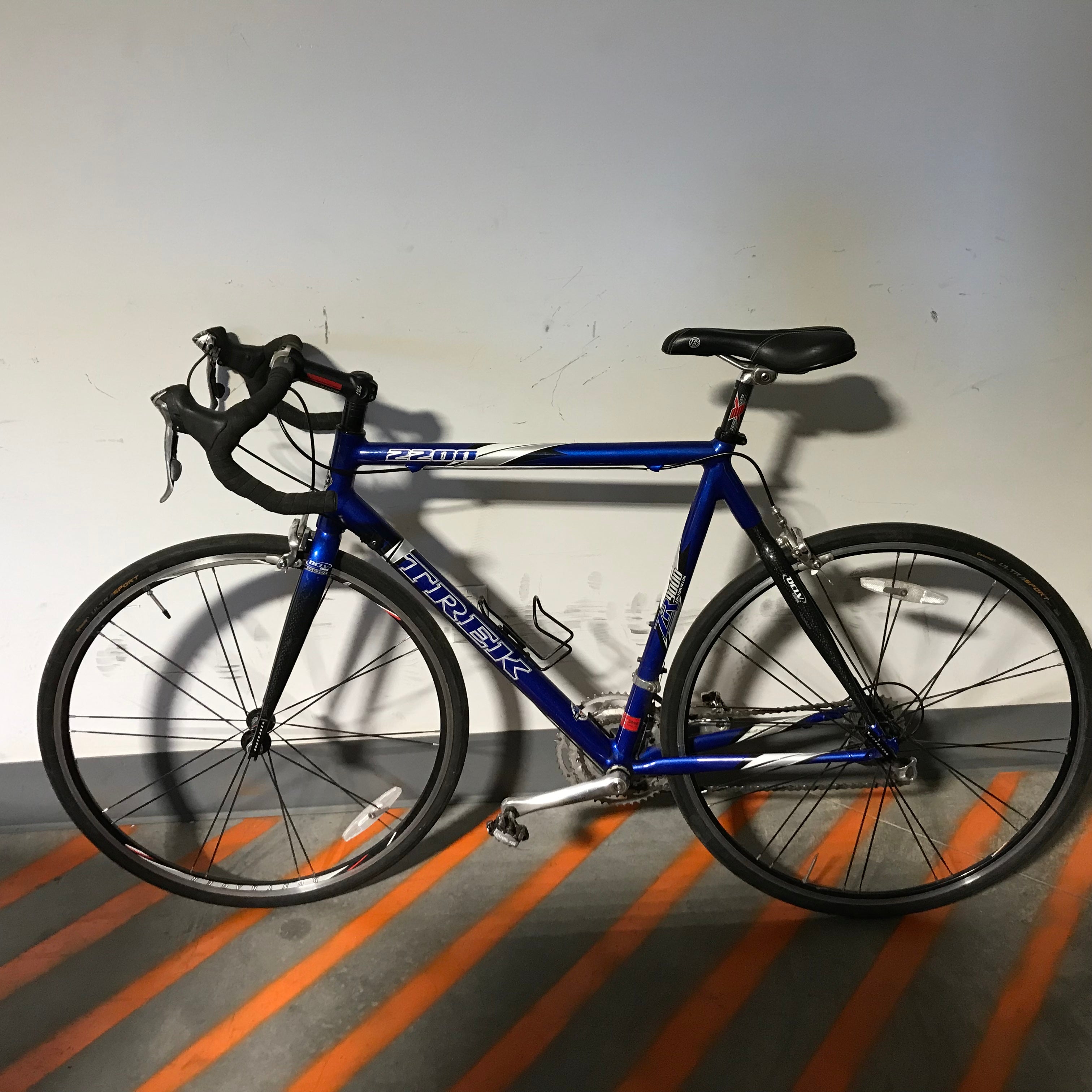 Trek 2200 Blue 57cm 27 Speed Ultegra Road Bike
