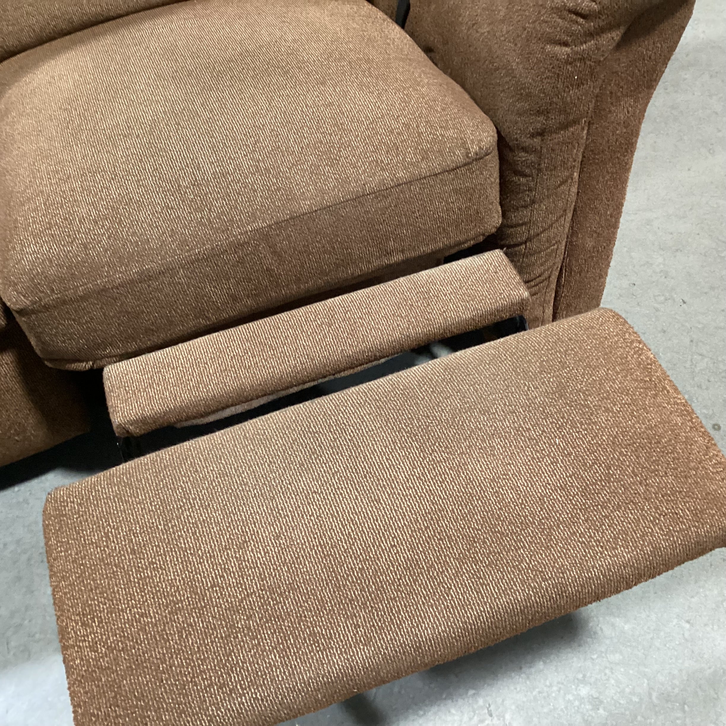 Elway by Bassett Brown Woven 6 Piece with 2 End Recliners Sectional 118"x 100"x 37"x 40"