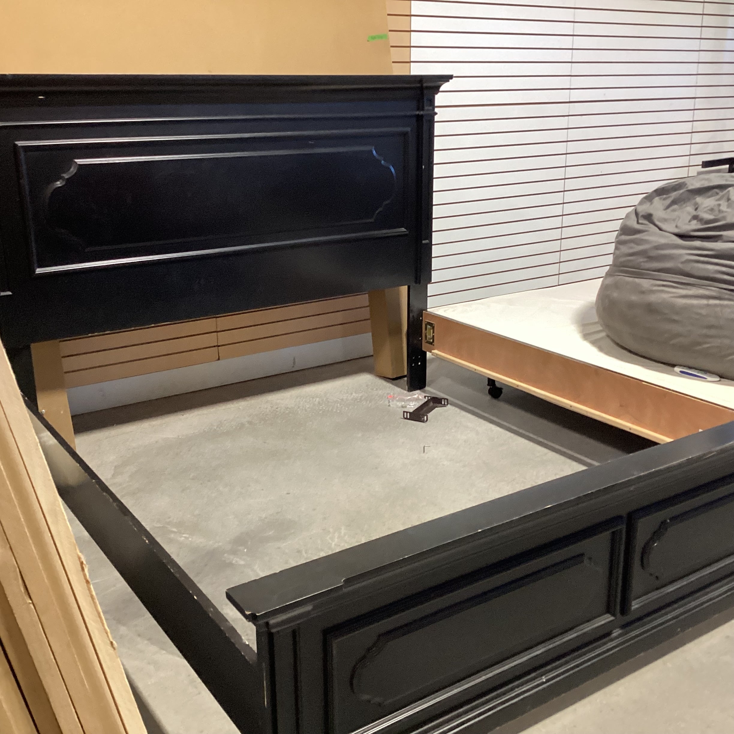 KING Black Finish Laminate Particle Wood Panel Detail Bed Set 83.5"x 87"x 60"