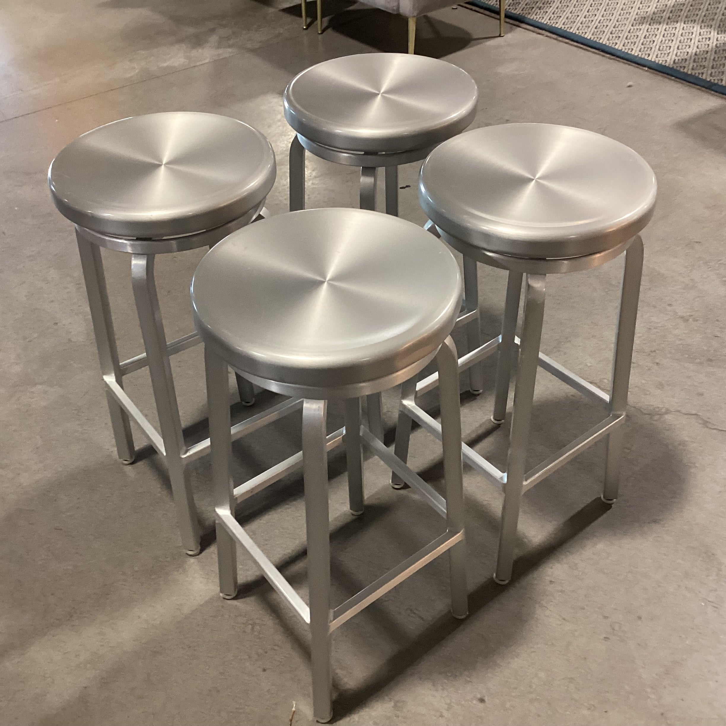 Set of 4 Aluminum Swivel Barstools 30"