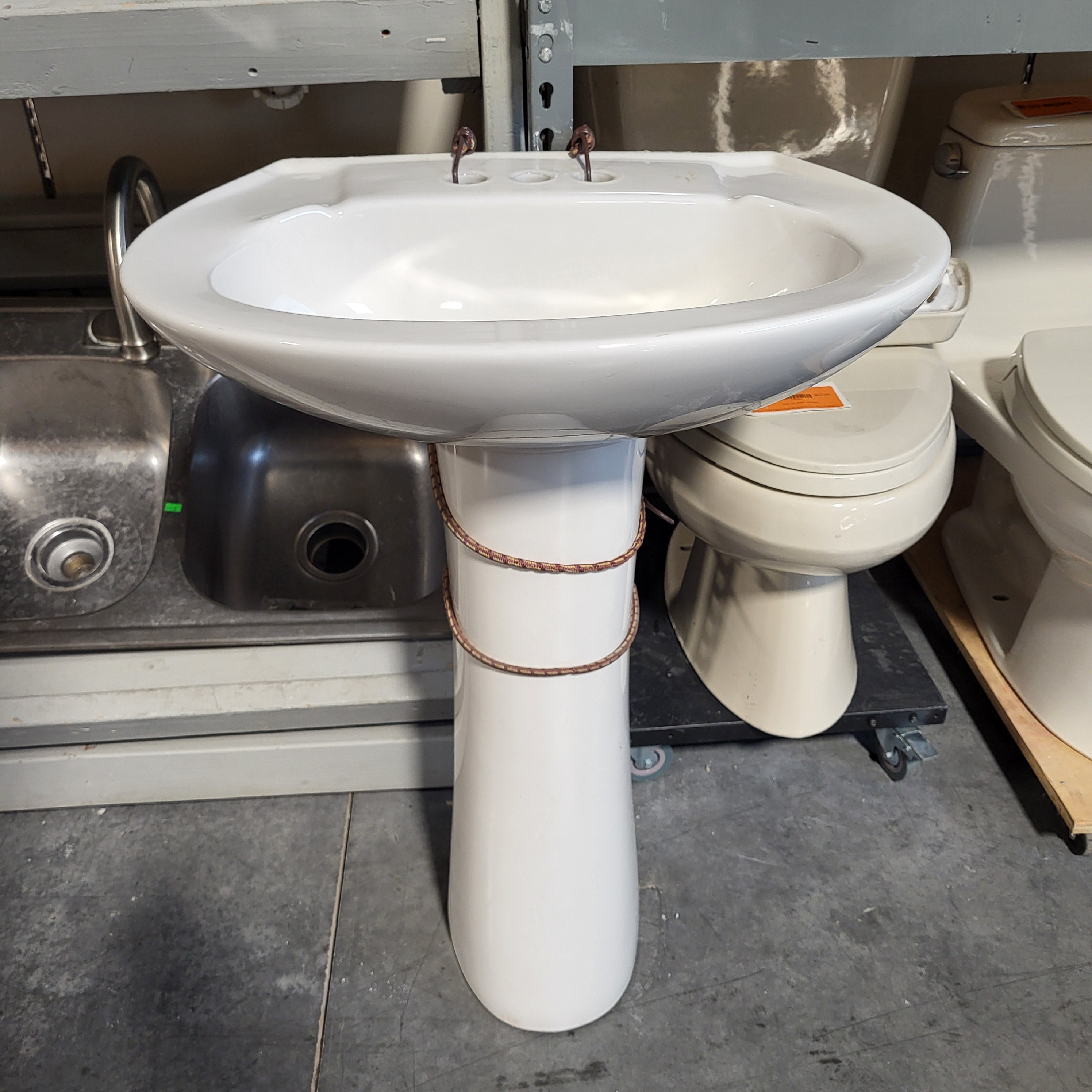 22.5"x 18"x 34" Off white with Pedestal Sink