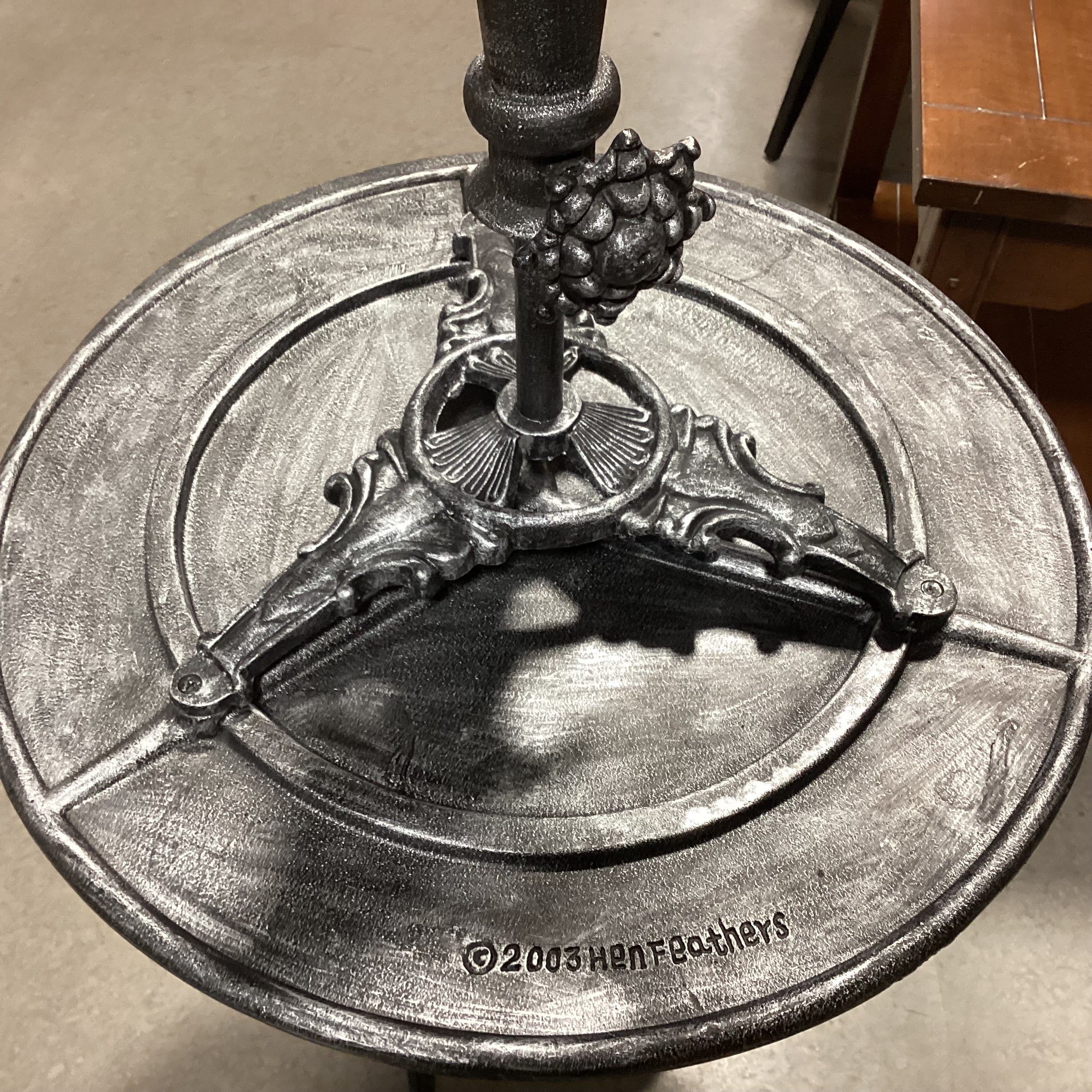 Hen-Feathers Mount Vernon Cast Iron Essex Lead Finish Cafe/Tea Adjustable Accent Table 21" Diameter x 24" to 27"