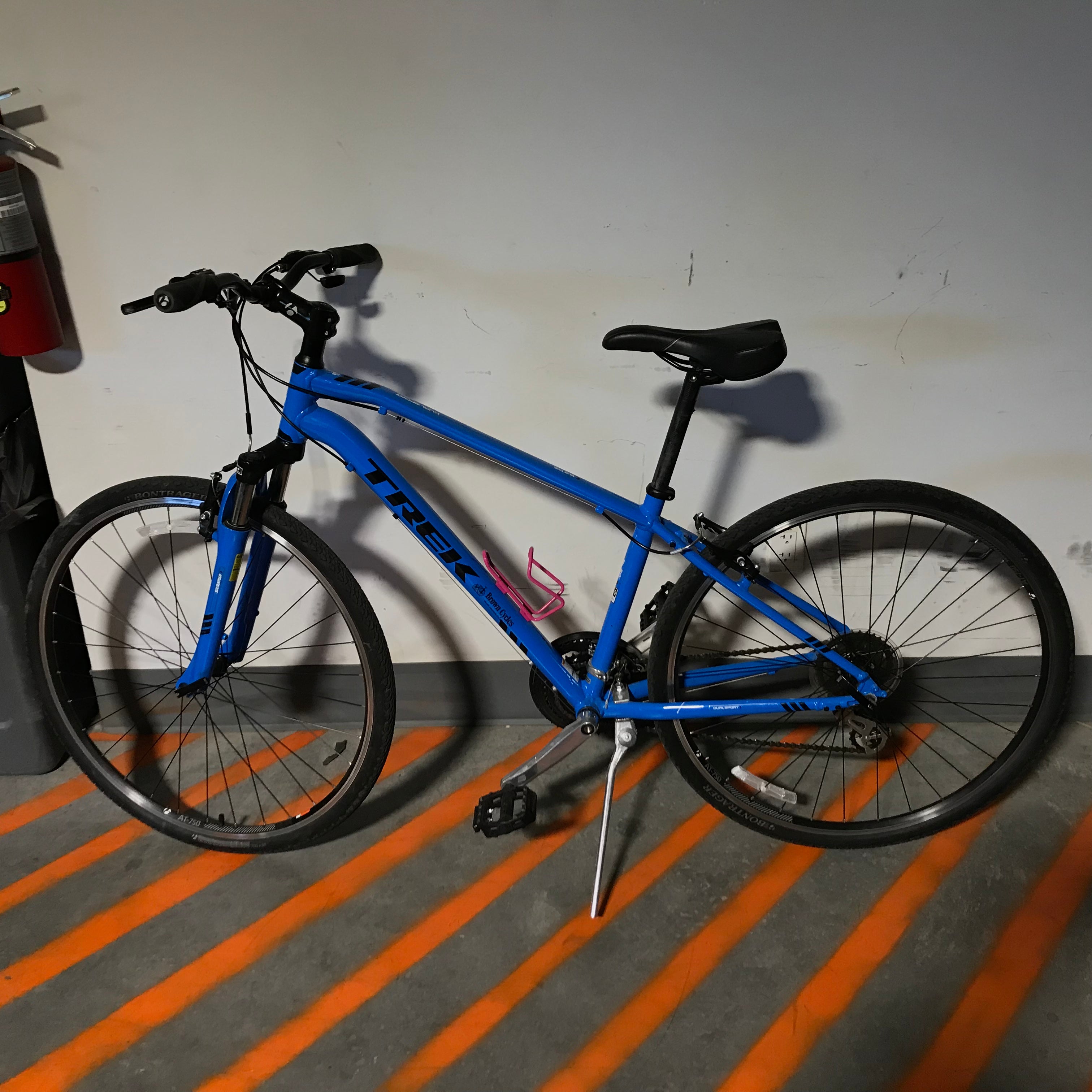 Trek Dual Sport 8.2 DS Blue 21 Speed, Like New Hybrid Bike