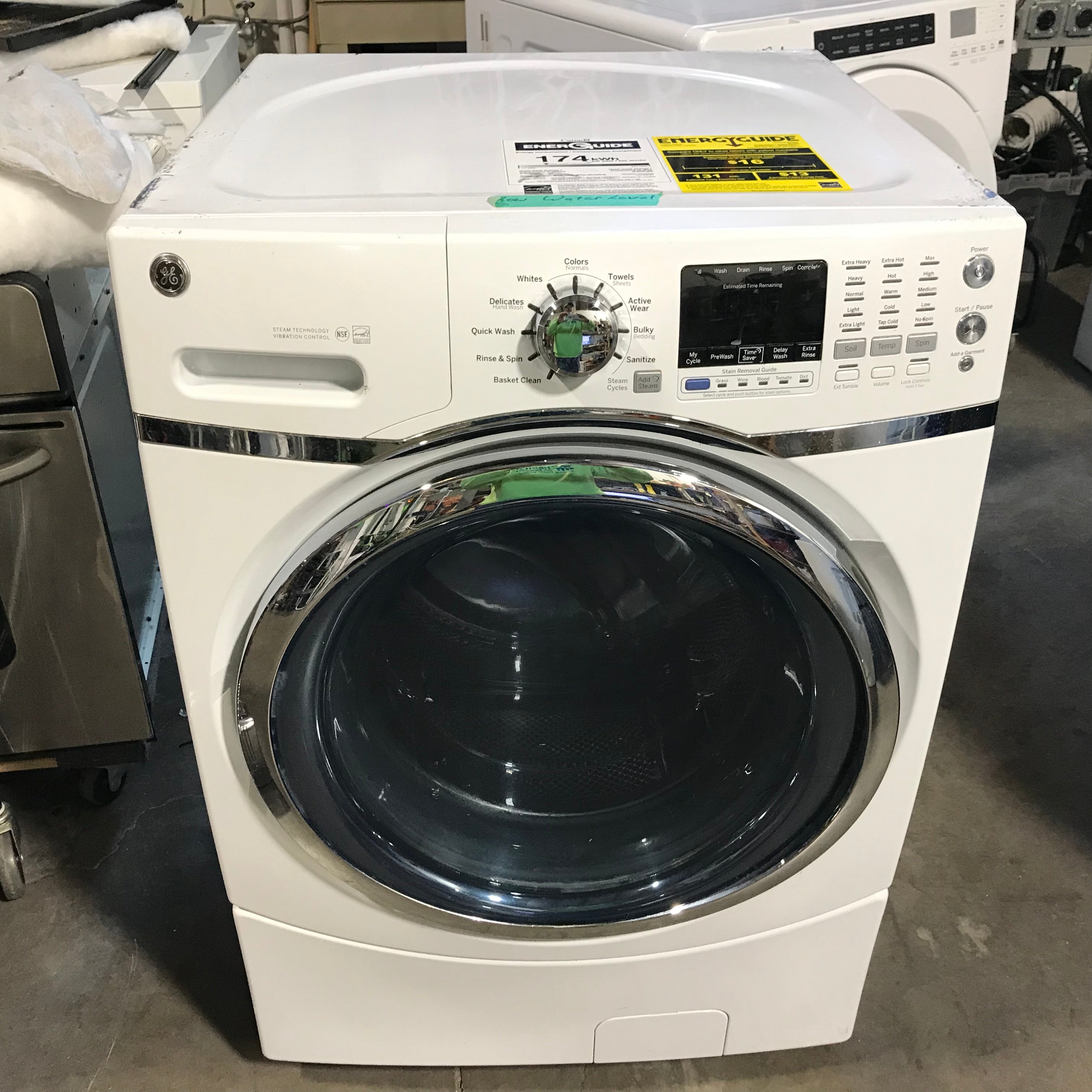 GE White Front load Washer 27"x 32"x 40" ( Low Water Level)