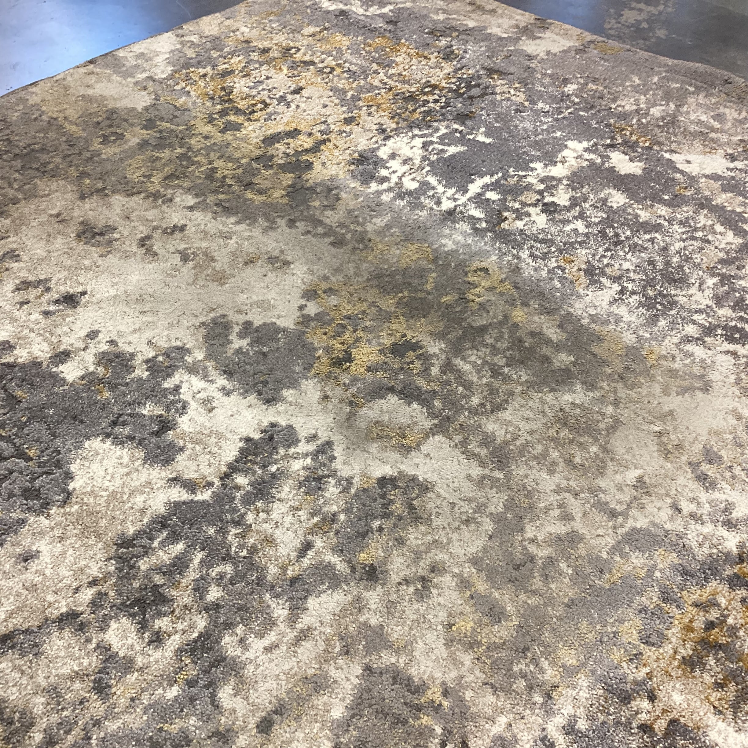 Luxe Weavers Beverly Collection Grey Gold Abstracted Raised Woven Rug 8'9"x 12'6"