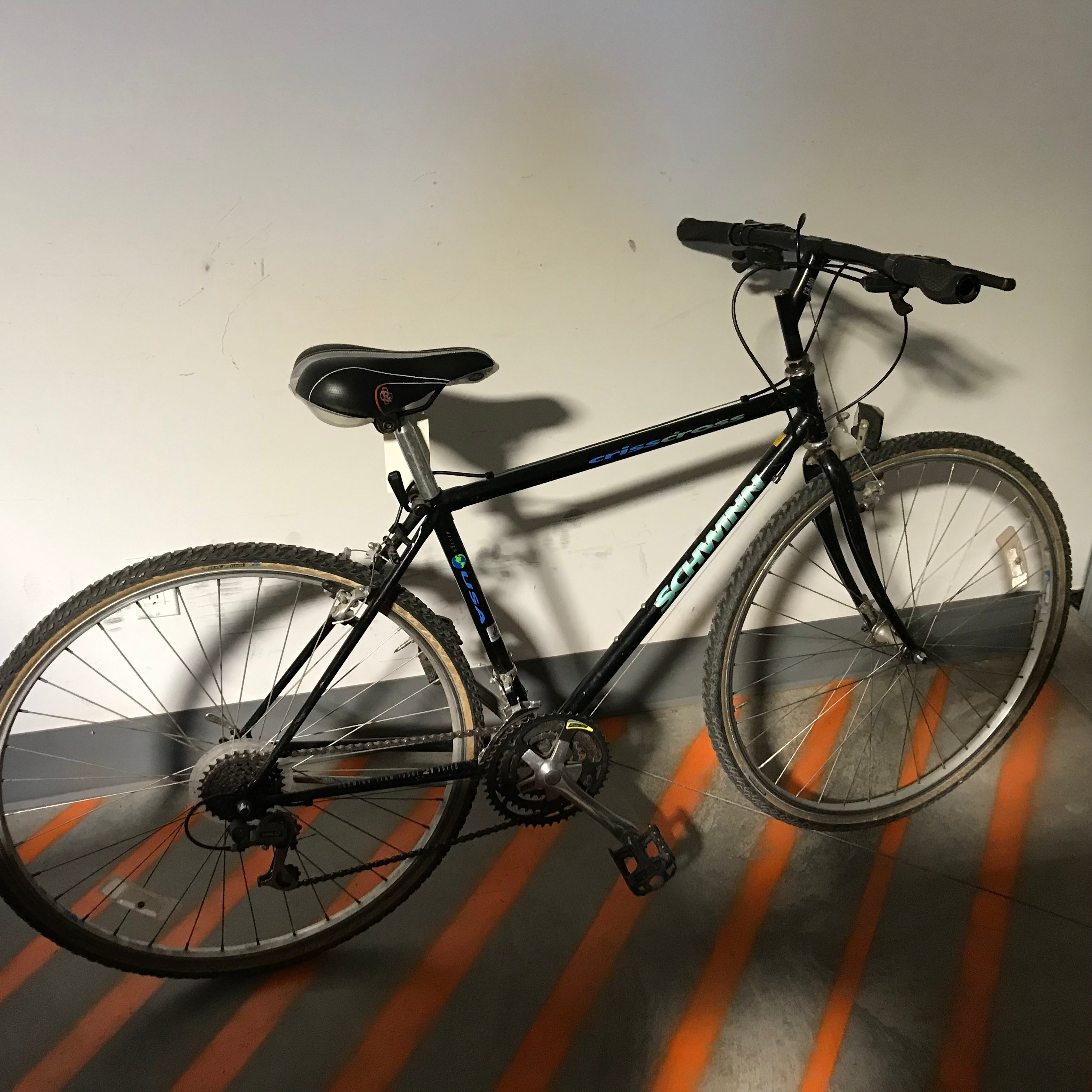 Swhwinn CrissCross 18" Black 21 Speed Hybrid Bike