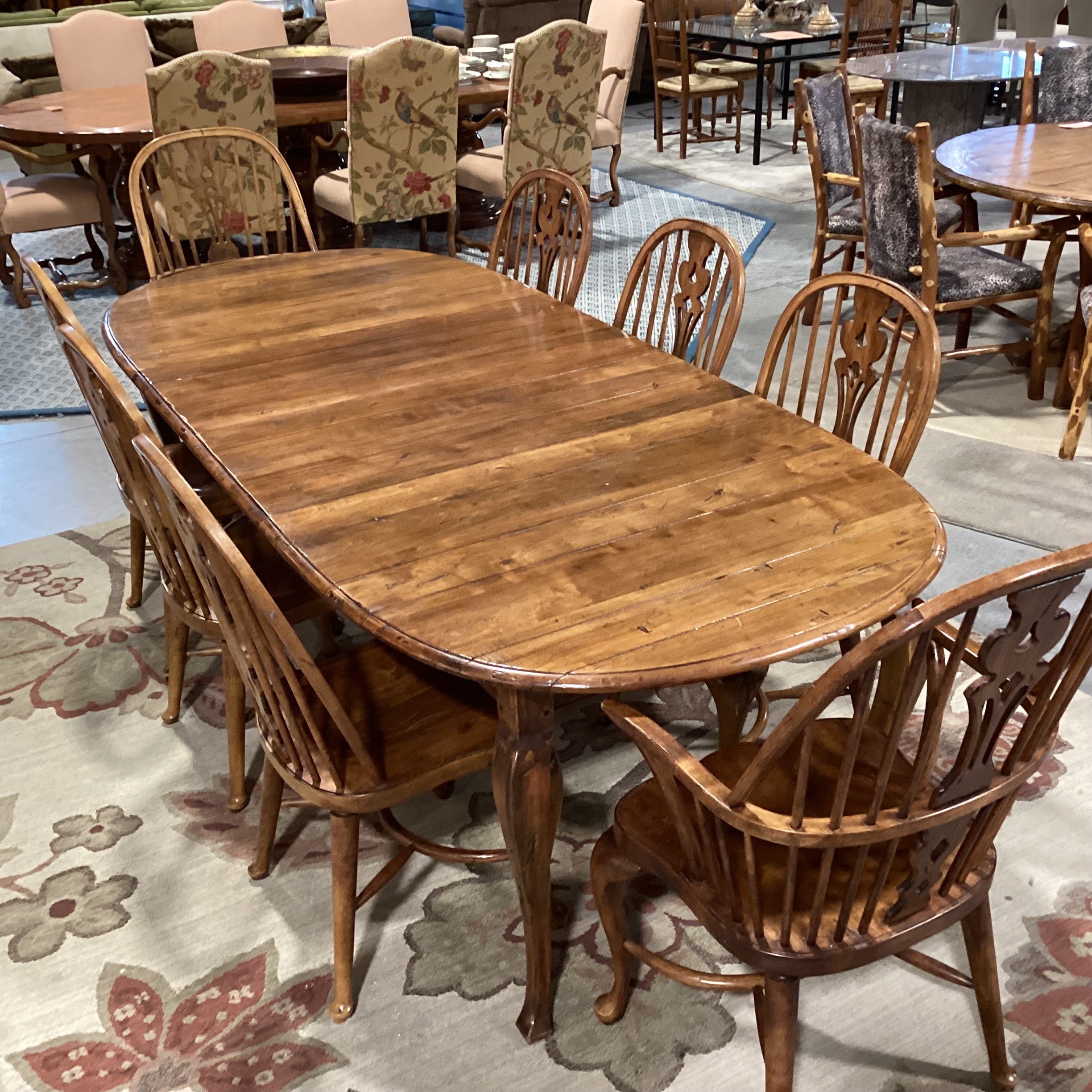 Ethan Allen Vintage Windsor Style Carved Distressed Wood 2 Leaf Table & 8 Chairs Dining Set 102"x 44.5"x  30"