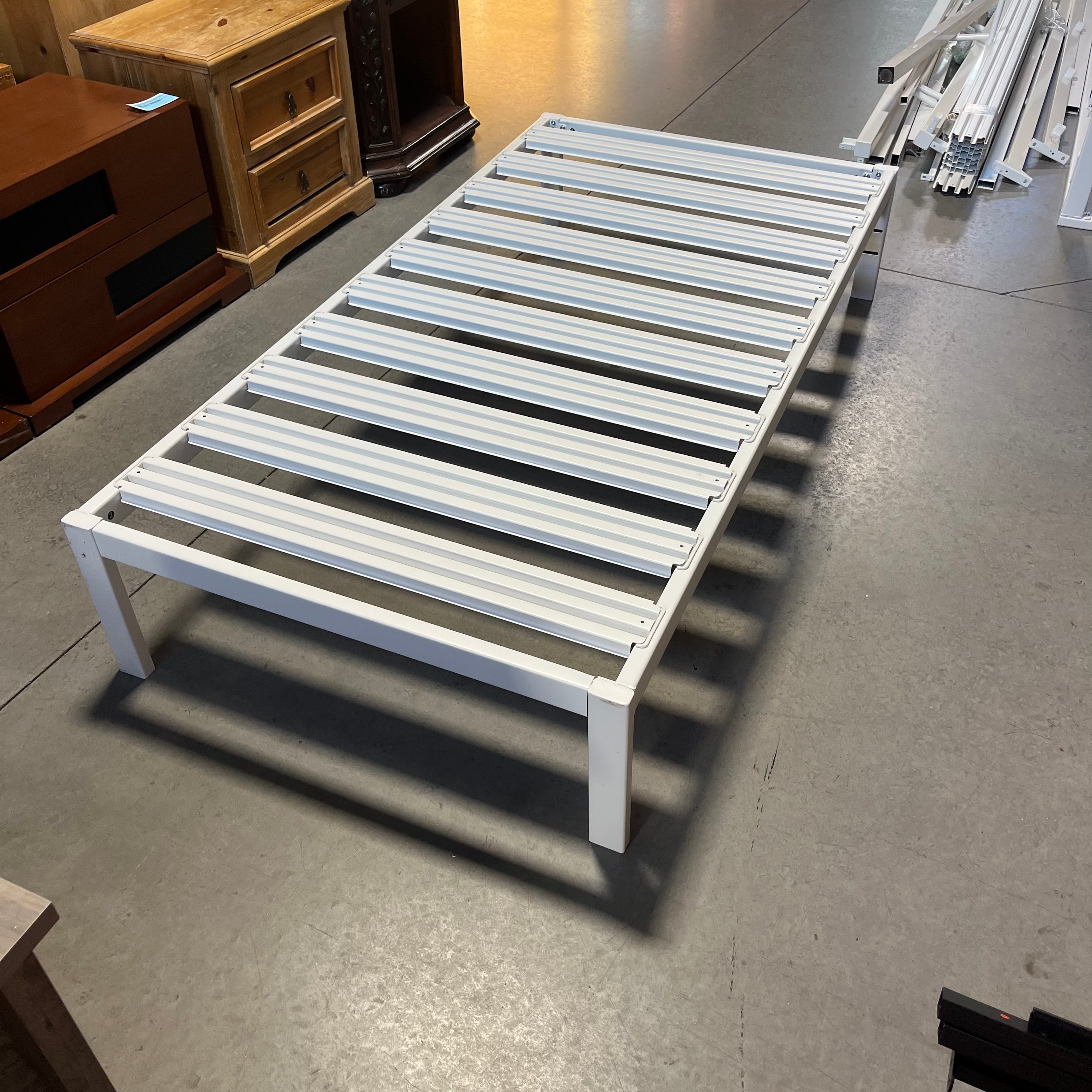 TWIN White Metal Platform Bed Set 38"x 74.5"x 14"