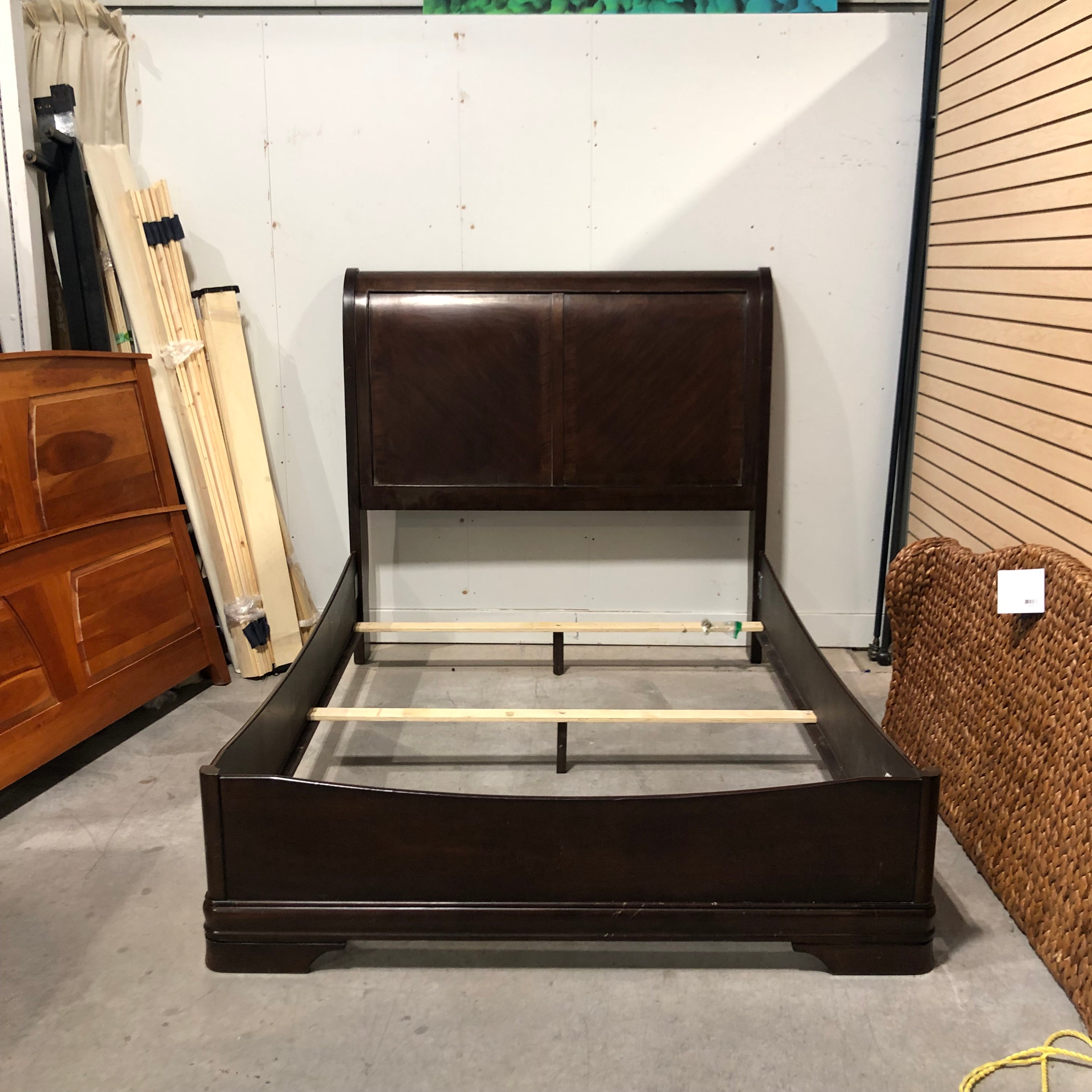 Queen Ashley Solid Dark Finish Platform Bed Set 63"x 92.5"x 60"
