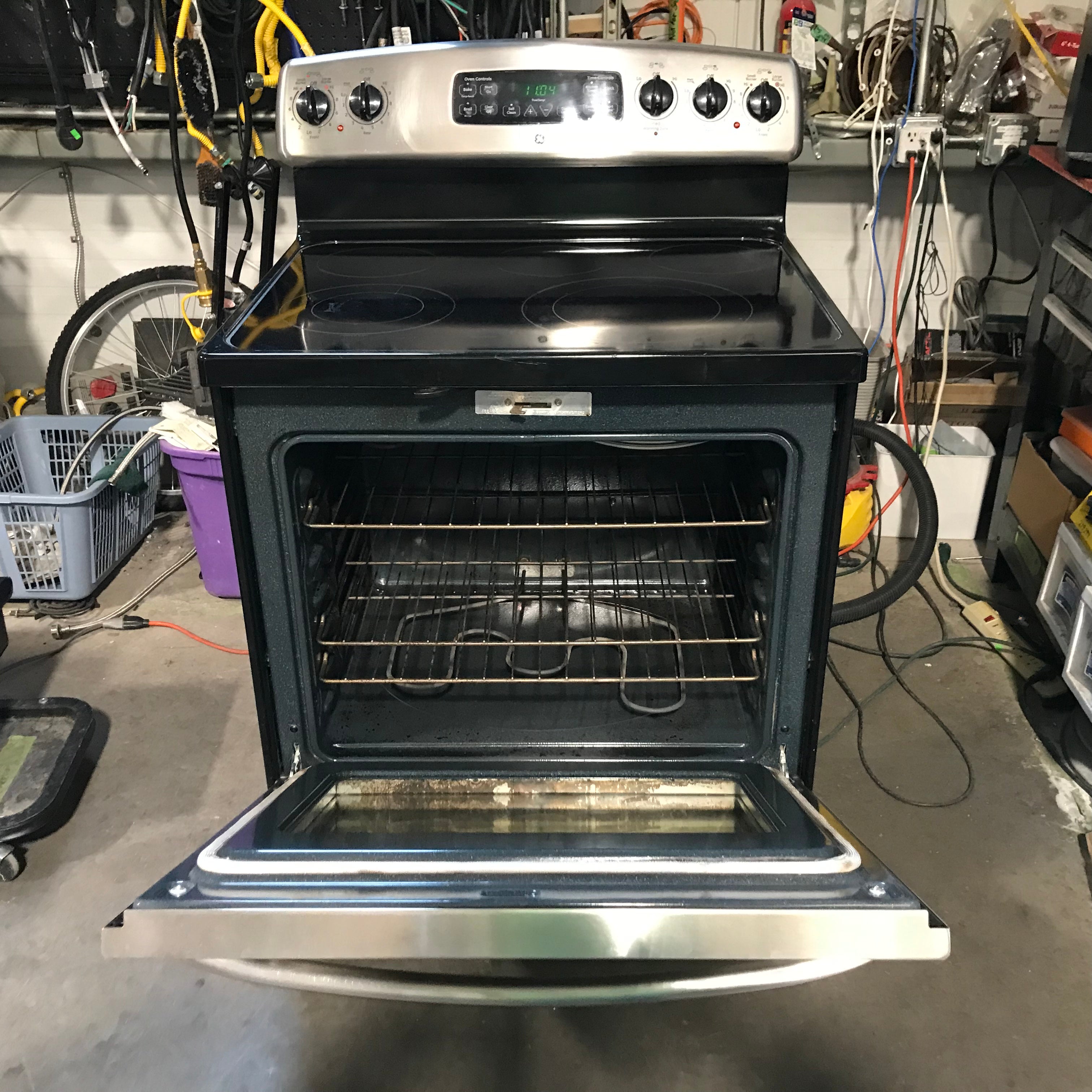 GE Stainless Steel 4 Burner Glass-Top Electric Range 30"x 26"x 47"