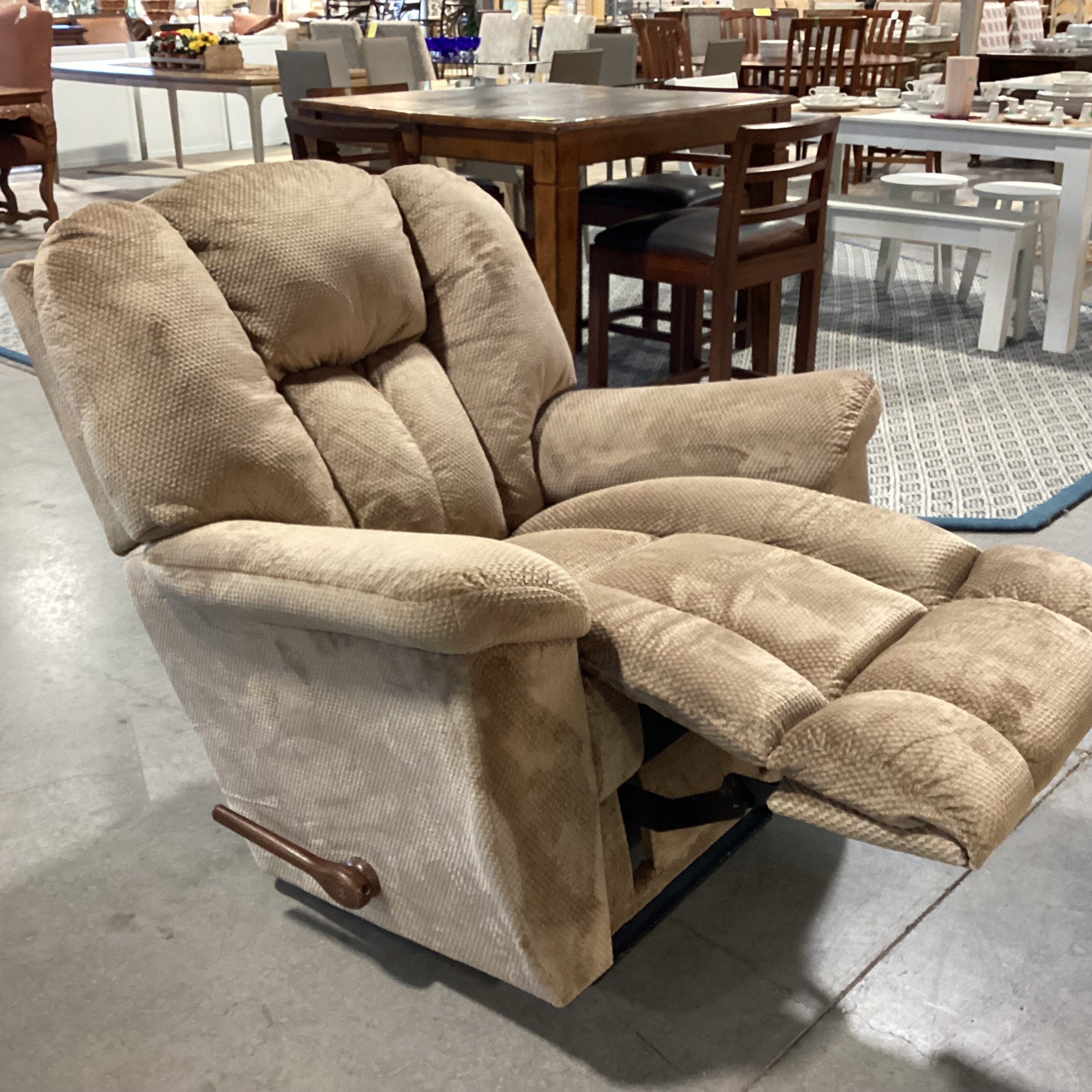 La-Z Boy Beige Tan Wove Chenille Plush Recliner Chair 40"x 36"x 38"