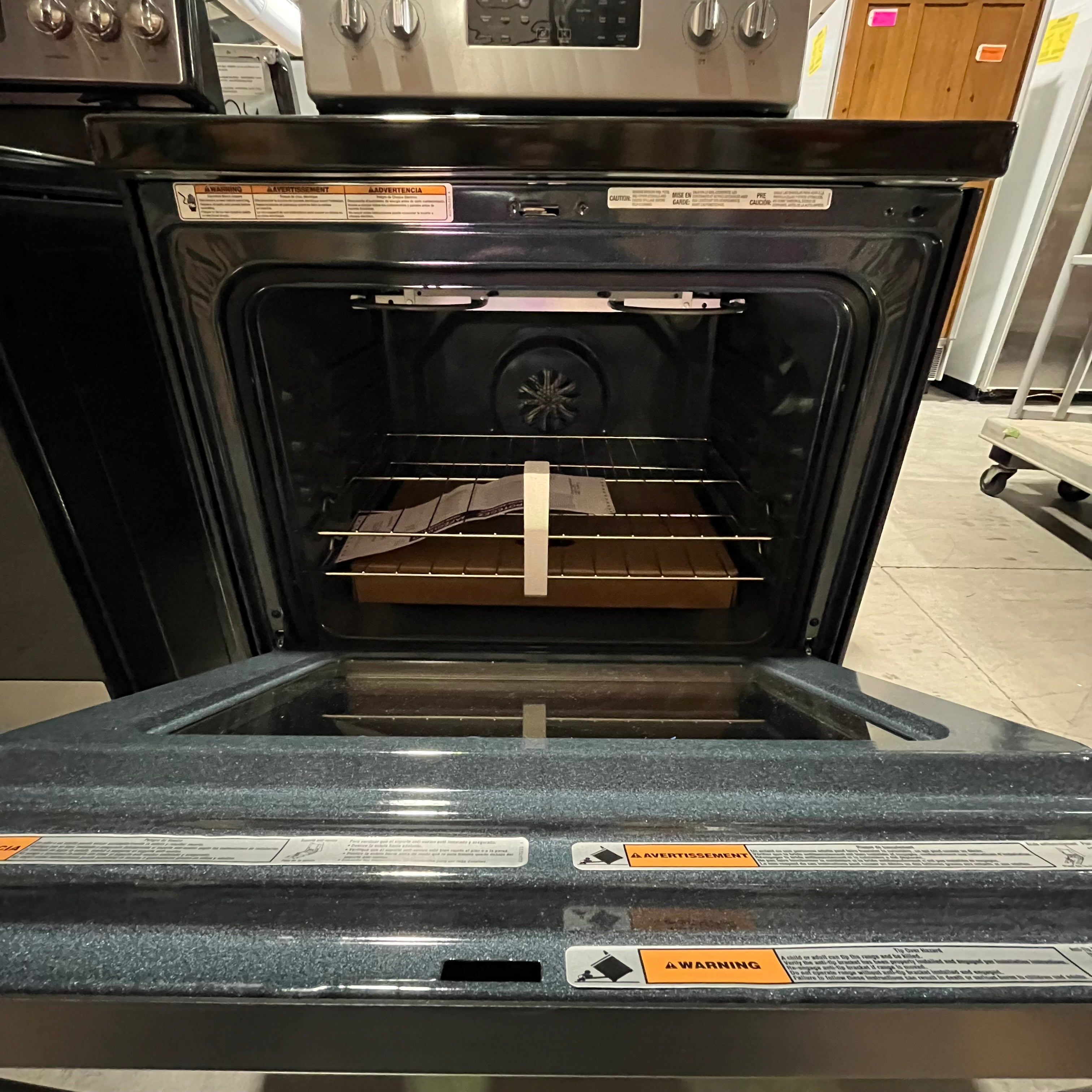 L324 Whirlpool Black & SS Glass Top Electric Range 30"x 25.5"x 47" Model: WFE53SS0LS S/N: RA4113882