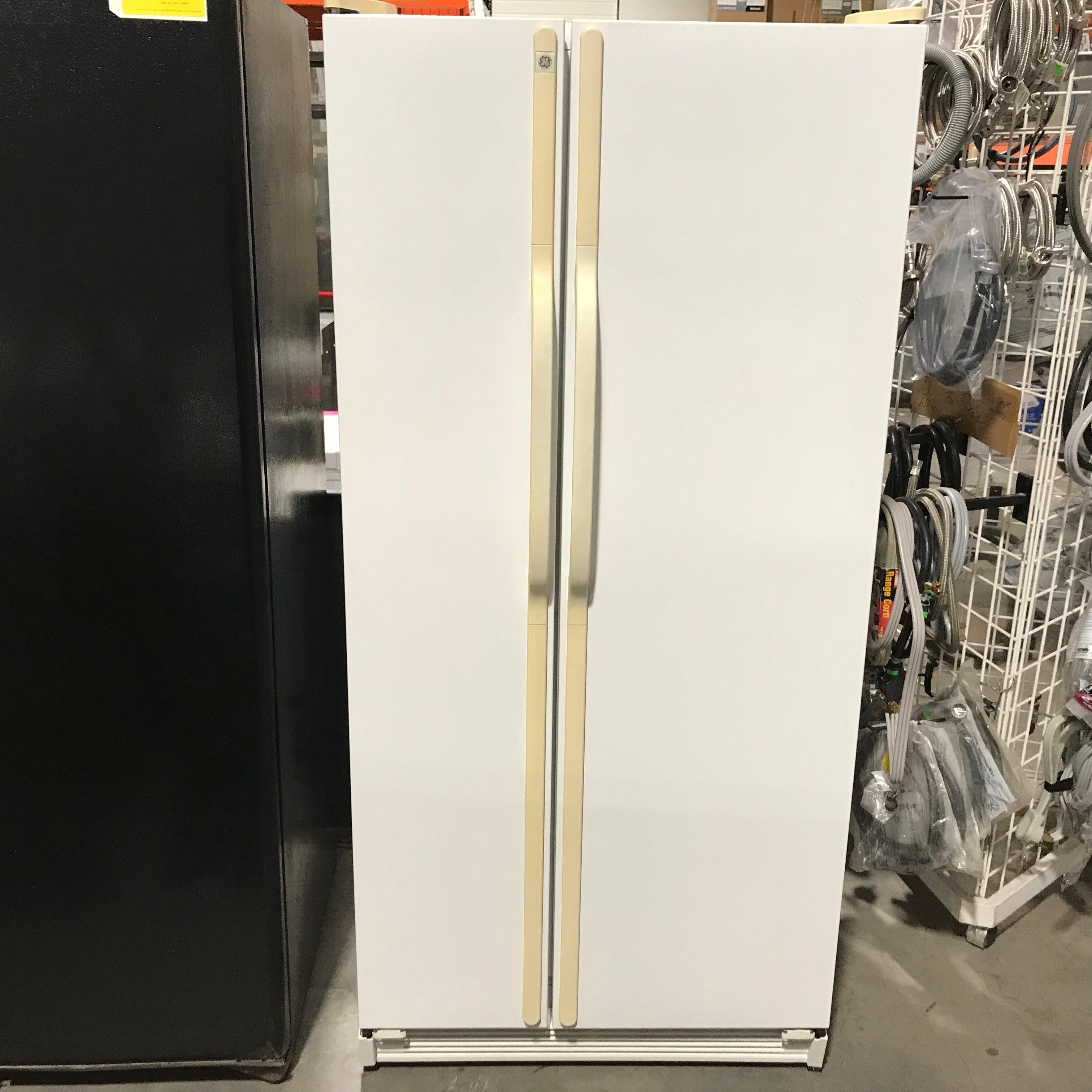 GE White Side-By-Side Refrigerator 31.5"x 30"x 67.5"