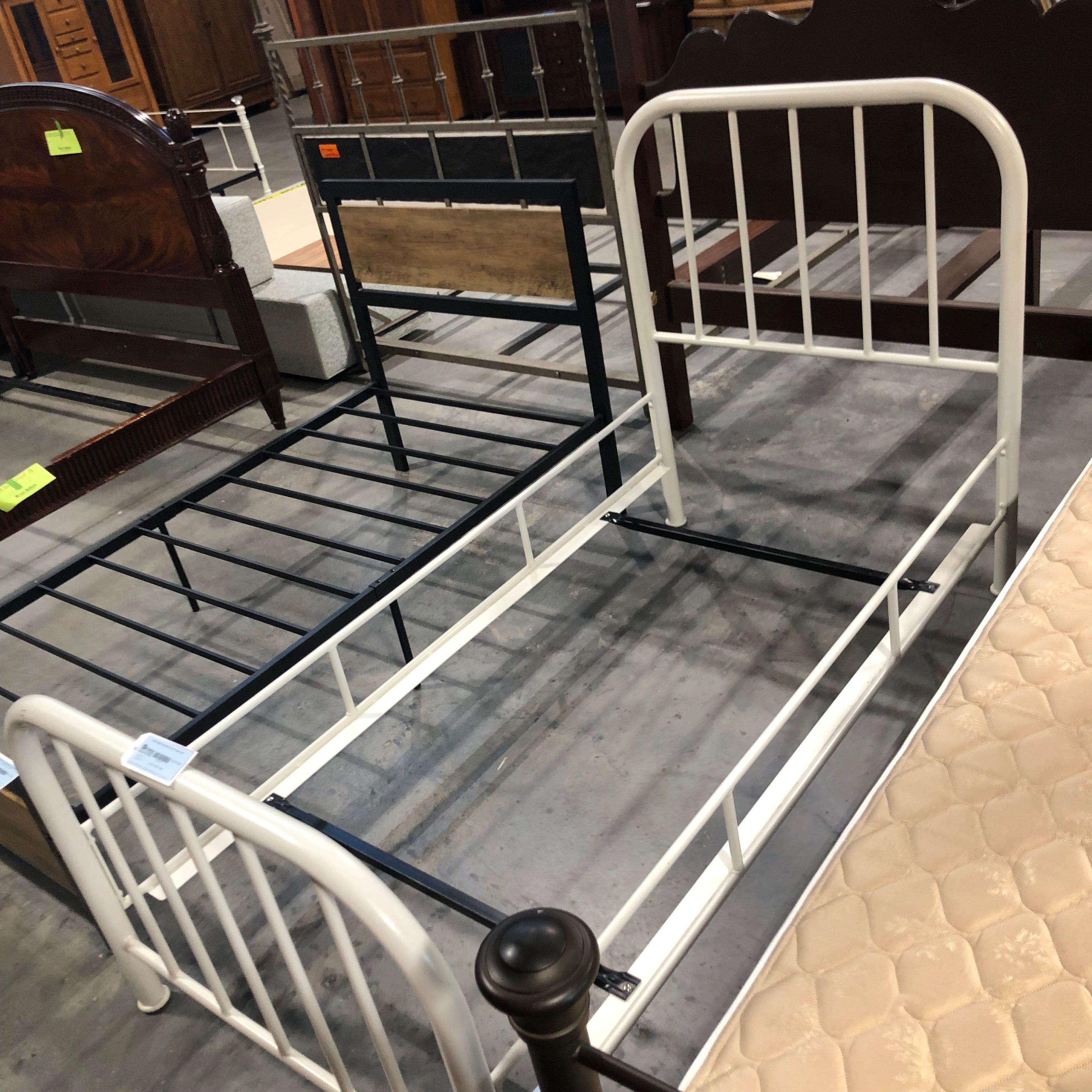 Twin White Metal Bed Set 41"x 80"x 50"