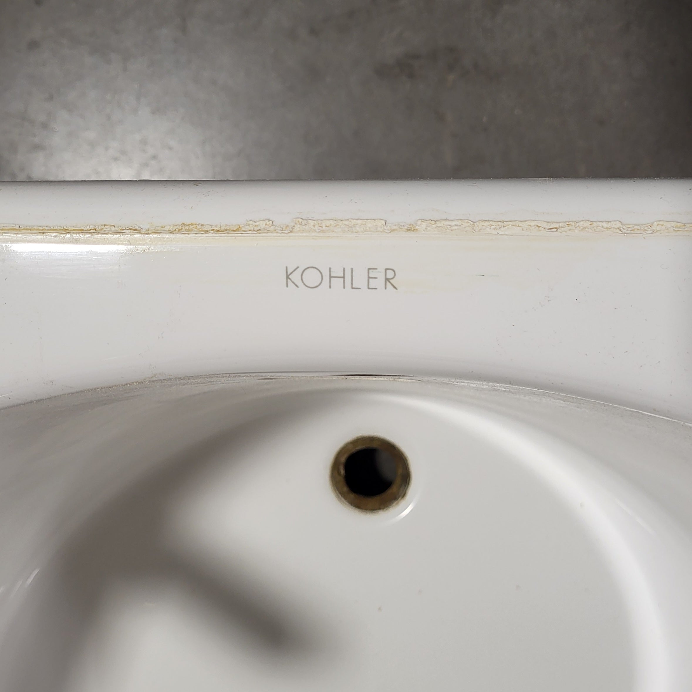 71.5"x 47.5"x 23.5" Kohler White Jetted Tub