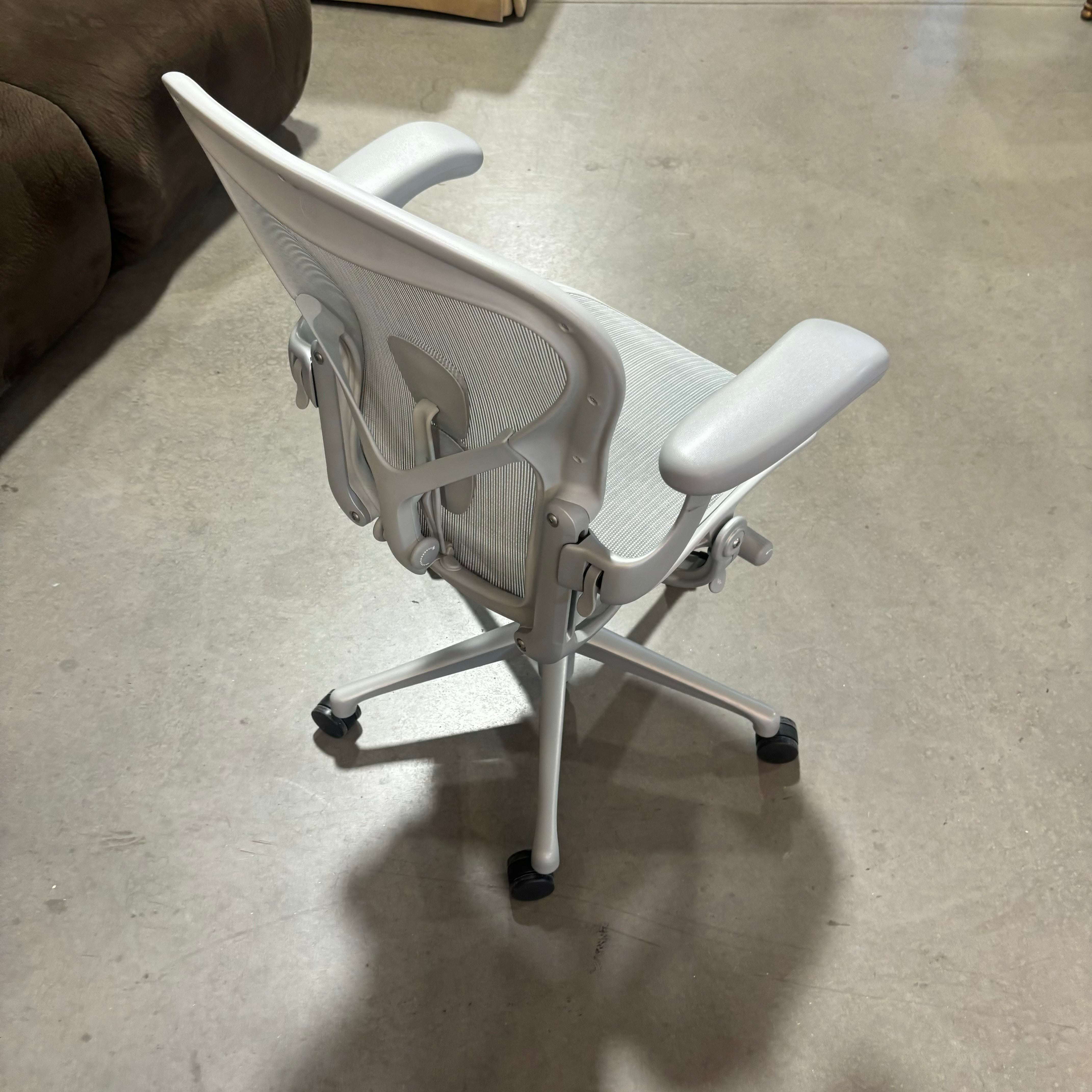 Herman Miller Aeron Grey Mesh Ergonomic Office Chair 27"x 25"x 37" to 41"