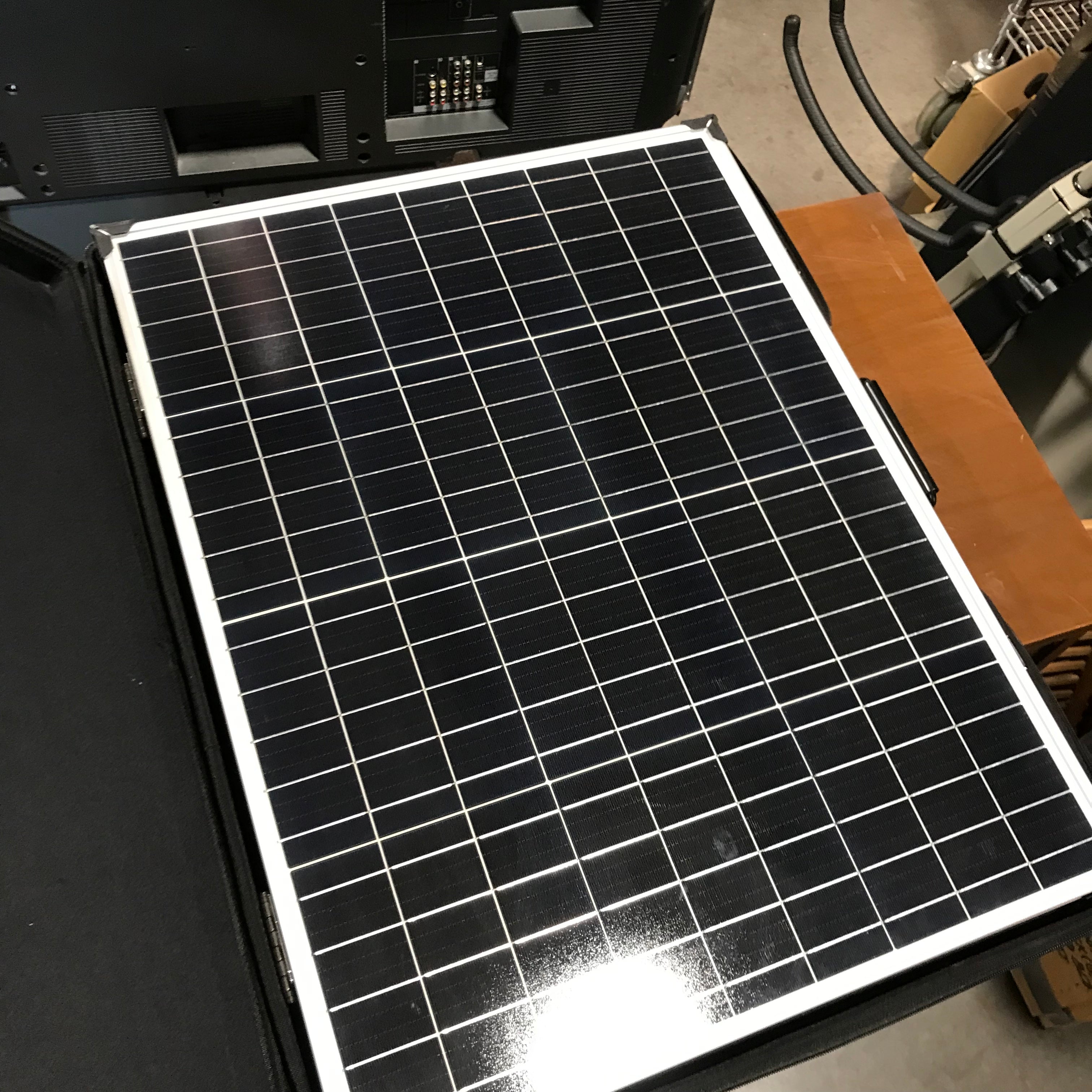 Lion Energy 100W 12V Portable Solar Panel