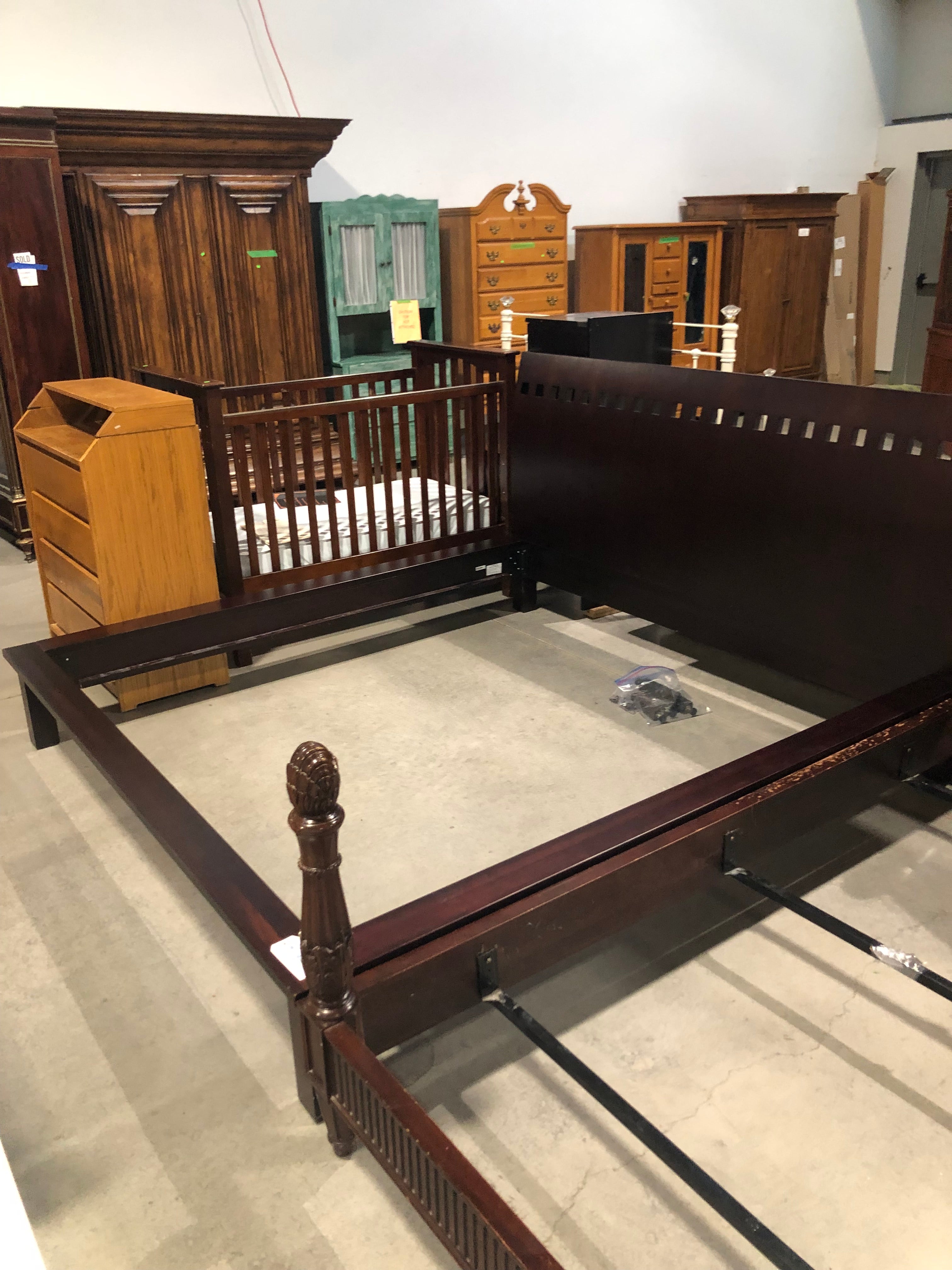 King Modus Furniture Nevis Veneto Solid Dark Finish Wood Platform Bed Set 58"x 89"x 45"