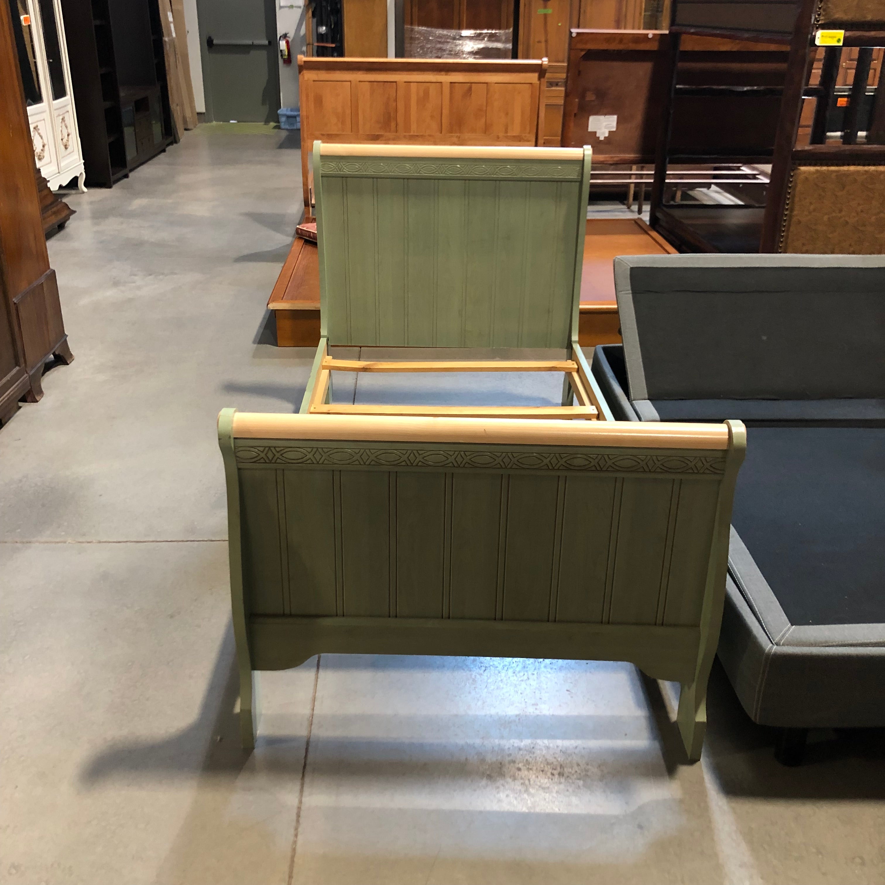 Twin Solid Green & Light Finish Bed Set 41"x 82"x 42"