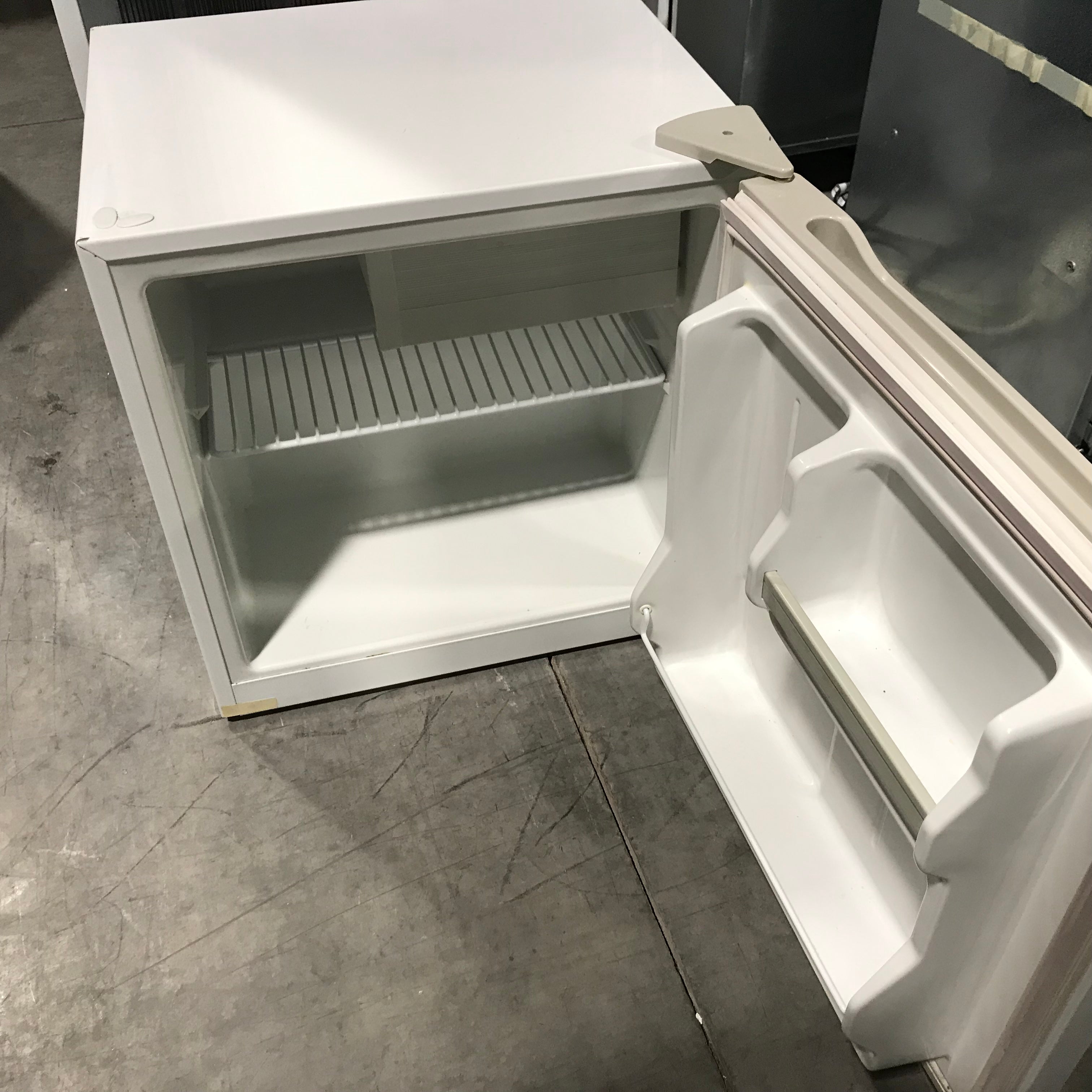 Haier White Counter Top Refrigerator 20"x 20"x 20.5"