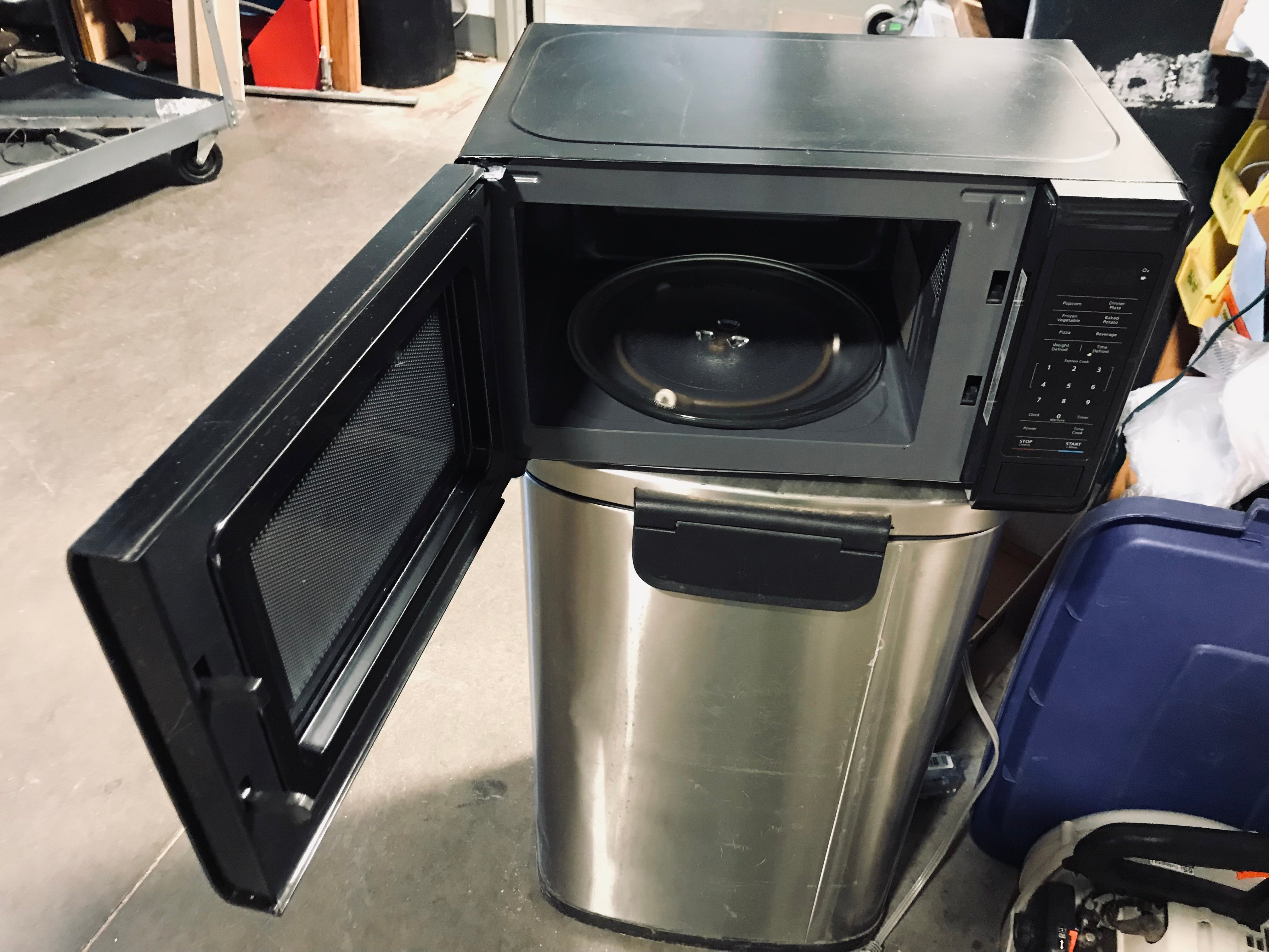 Magic Chef Black Counter Top Microwave 17"x 12"x 10"