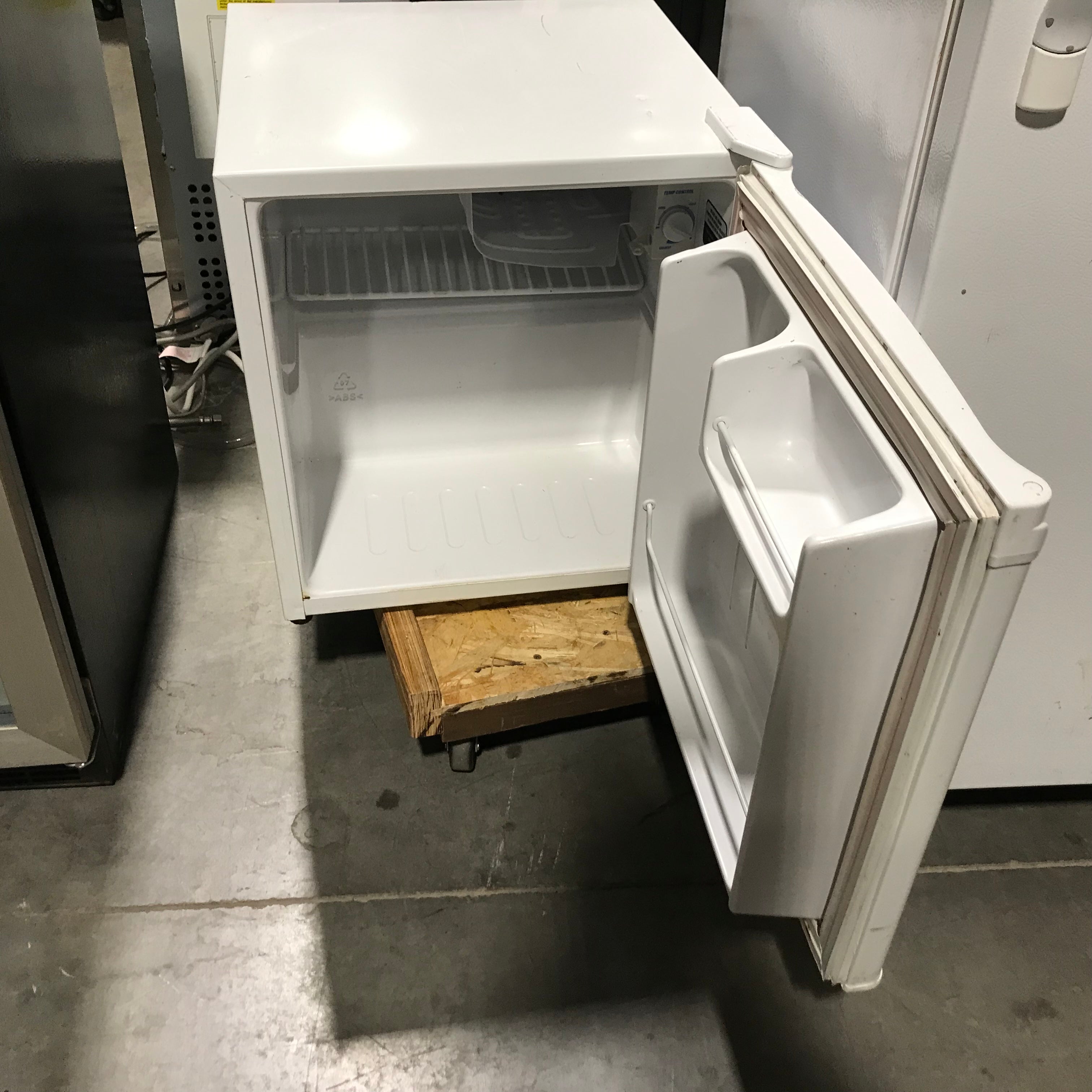 GE White Mini Refrigerator 17.5"x 18.5" 18.5"