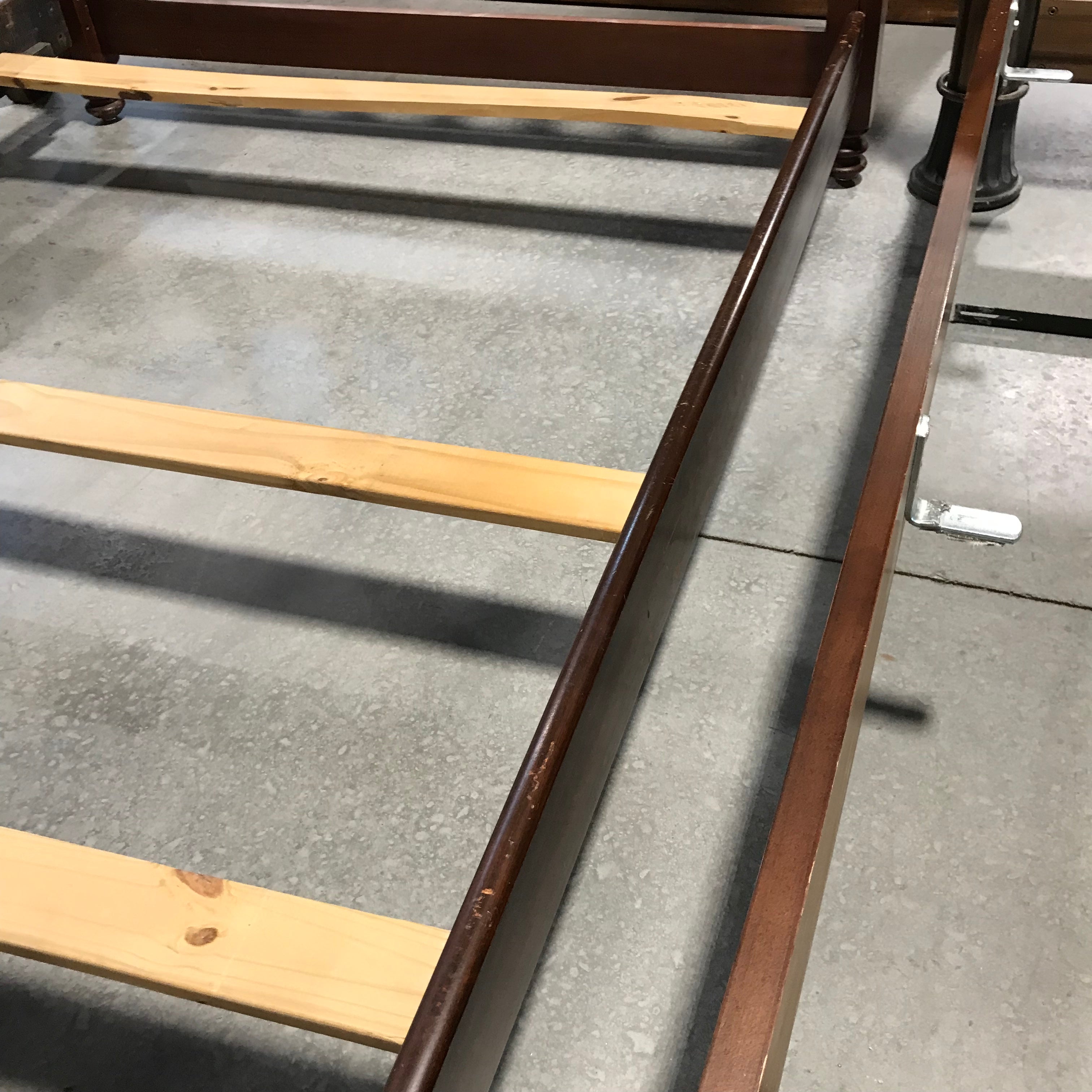 Full Davis Cabinet Company Collectors Cherry Solid Wood Spindle Style Bed Set 57.5x" 82"x 60"