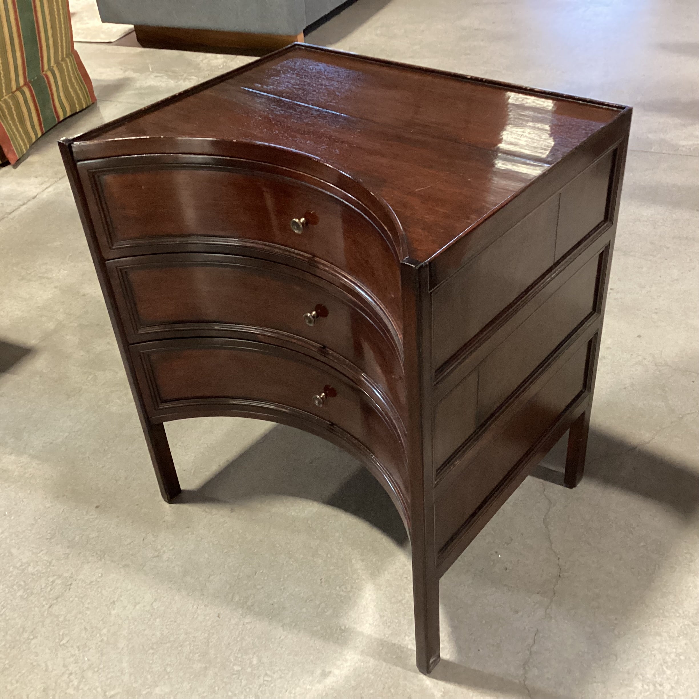 Dessin Fournir Handley Mahogany 3 Drawer Chest Nightstand 26"x 21"x 31"