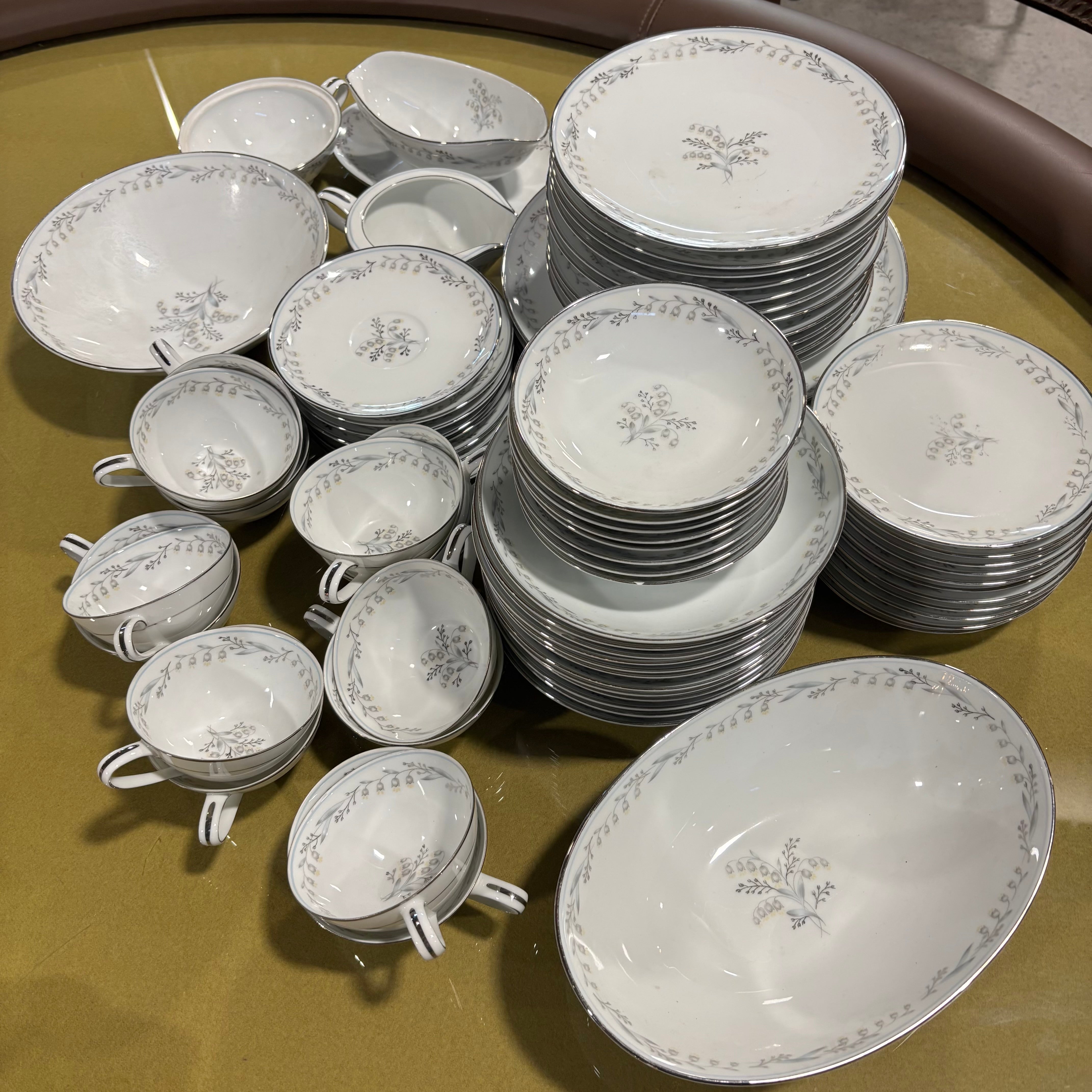 Set of 75 Pieces Noritake Natalie #5815 China Dinnerware
