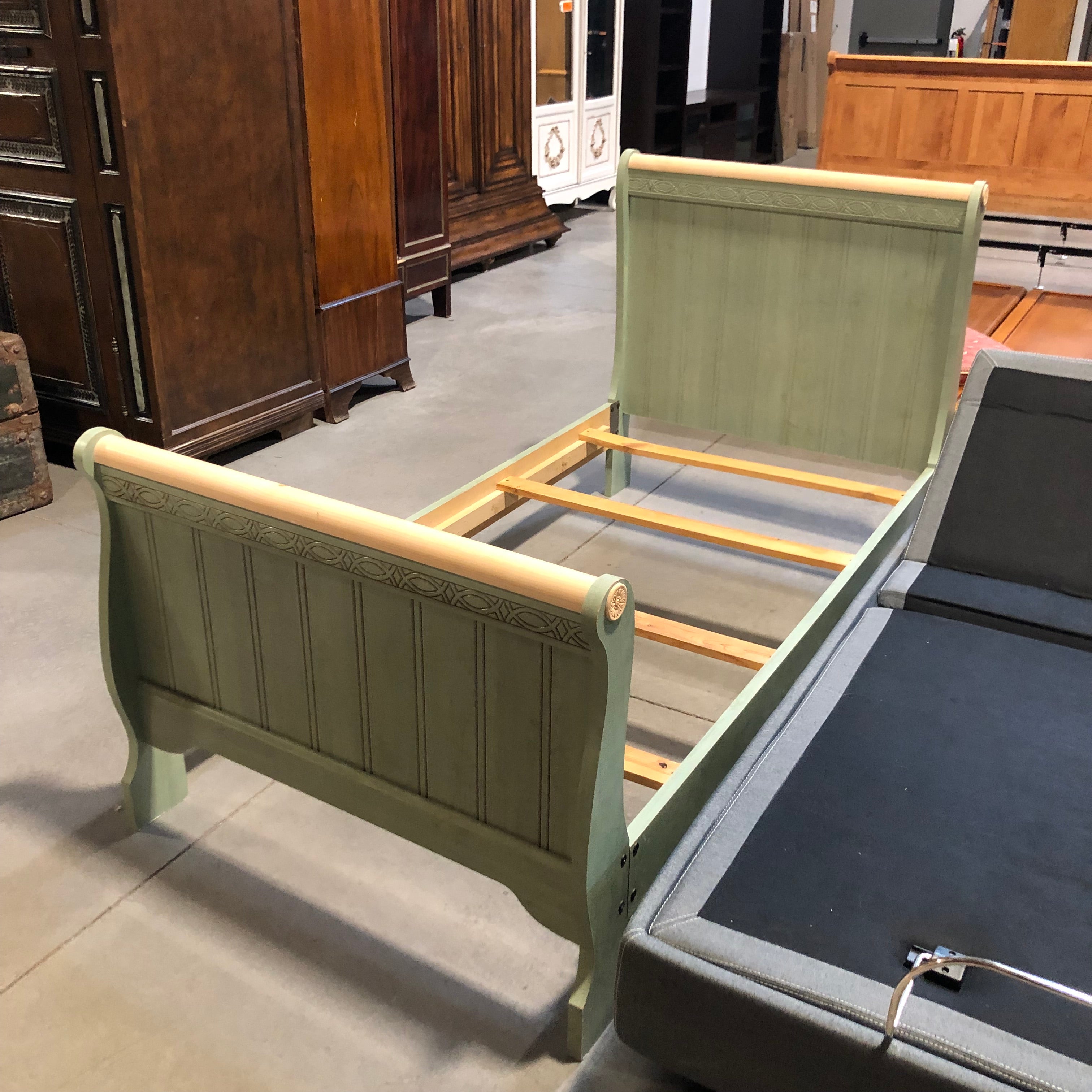 Twin Solid Green & Light Finish Bed Set 41"x 82"x 42"
