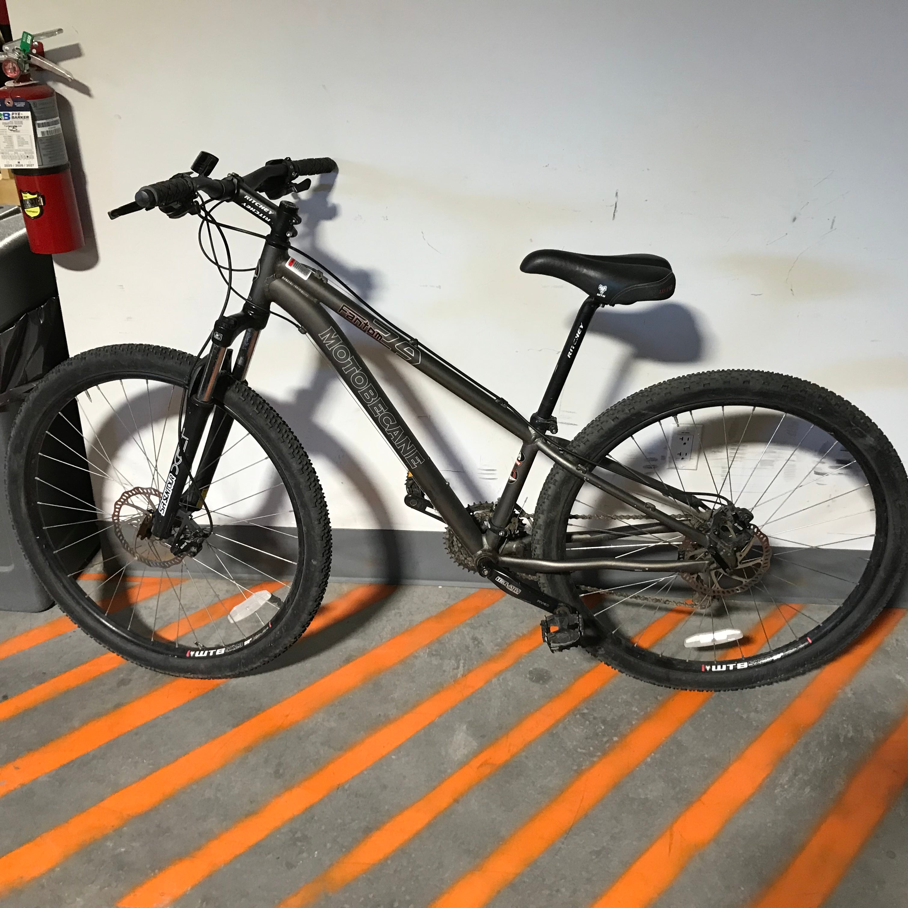 Motobecane Fantom 29 Silver 27 speed Mountain Bike Medium