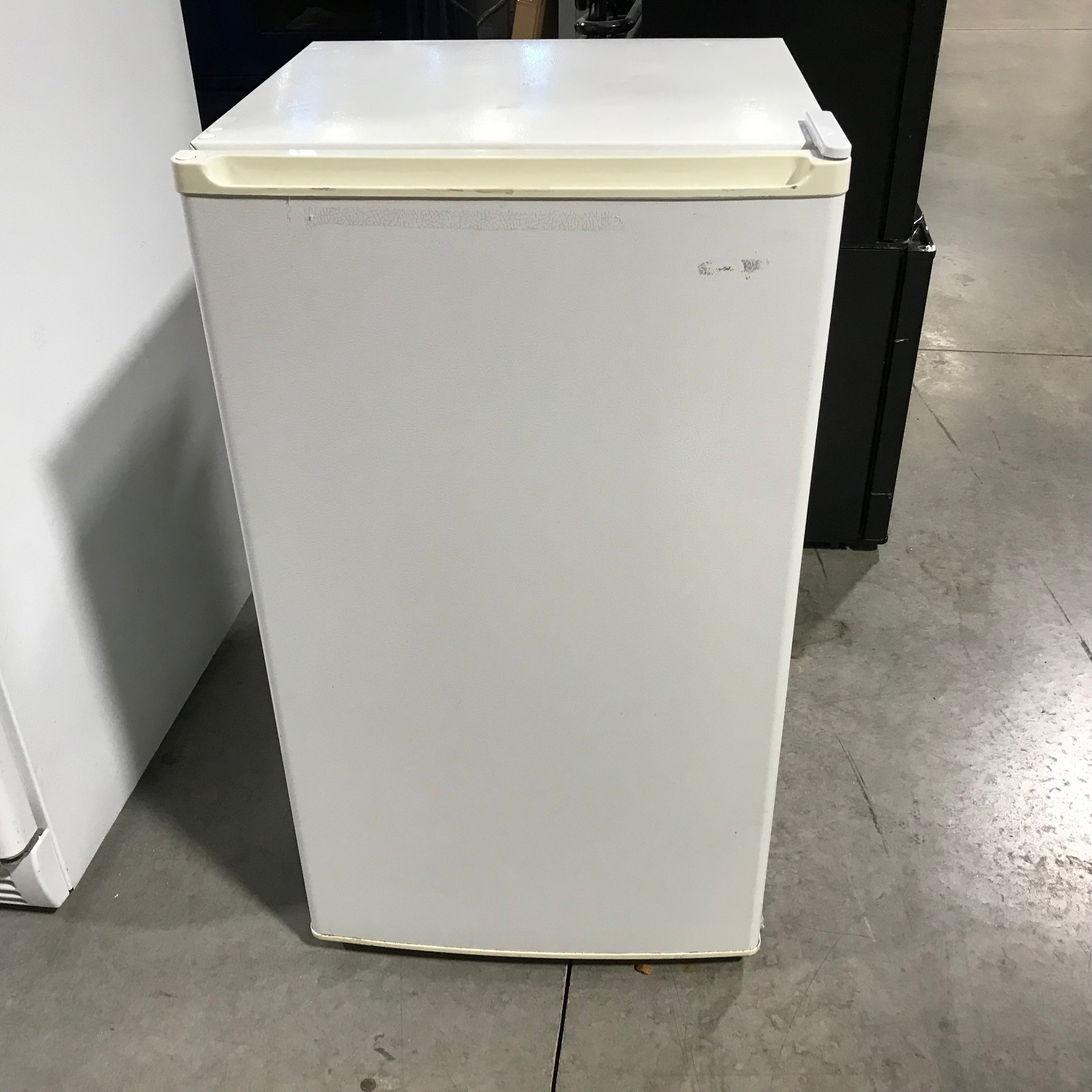 Sanyo White Under-Counter Refrigerator 18.5"x 18"x 34"