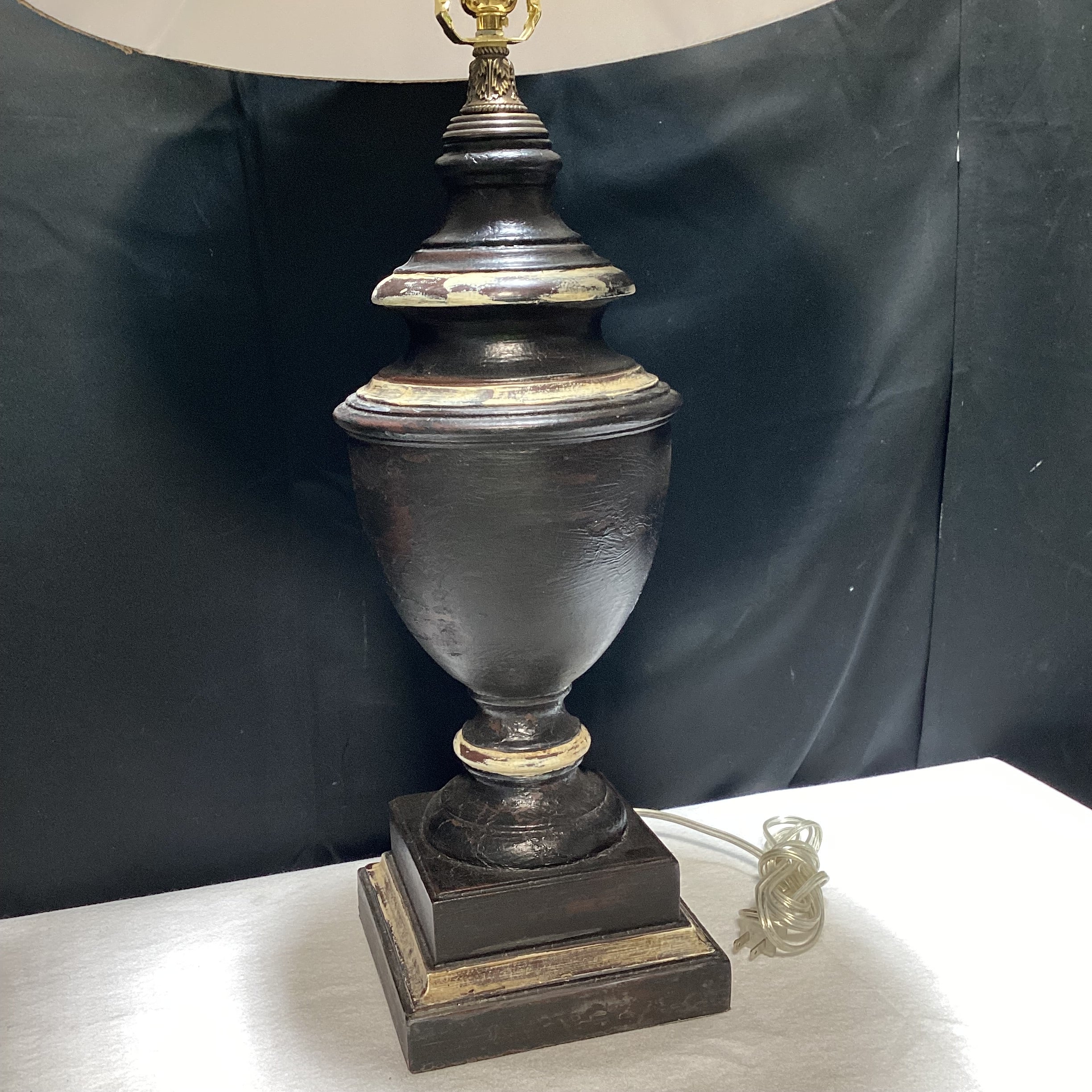 Traditional Style Table Lamp With Beige Woven Shade (1) 20" x 36" x 7 3/4"