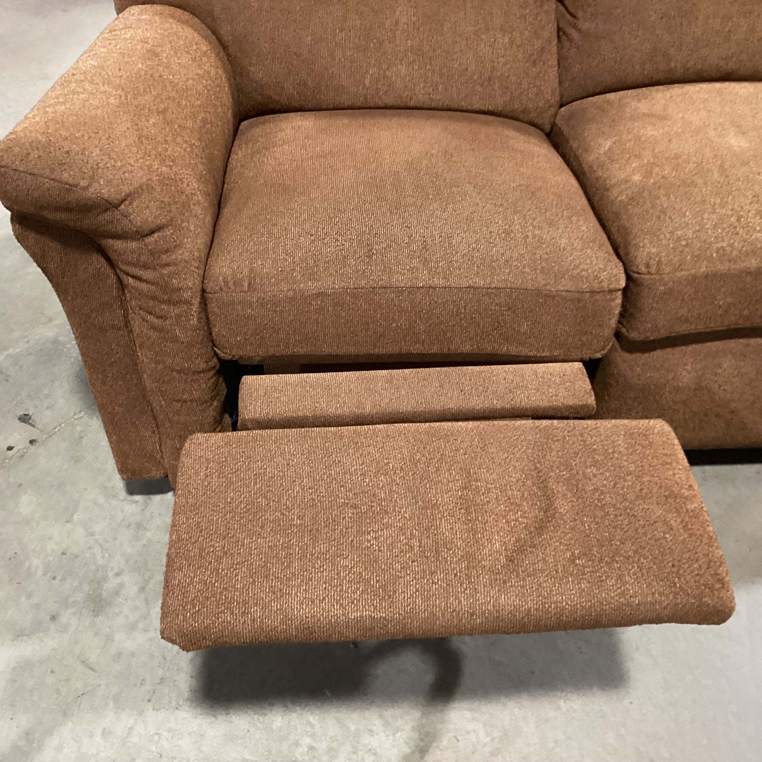 Elway by Bassett Brown Woven 6 Piece with 2 End Recliners Sectional 118"x 100"x 37"x 40"