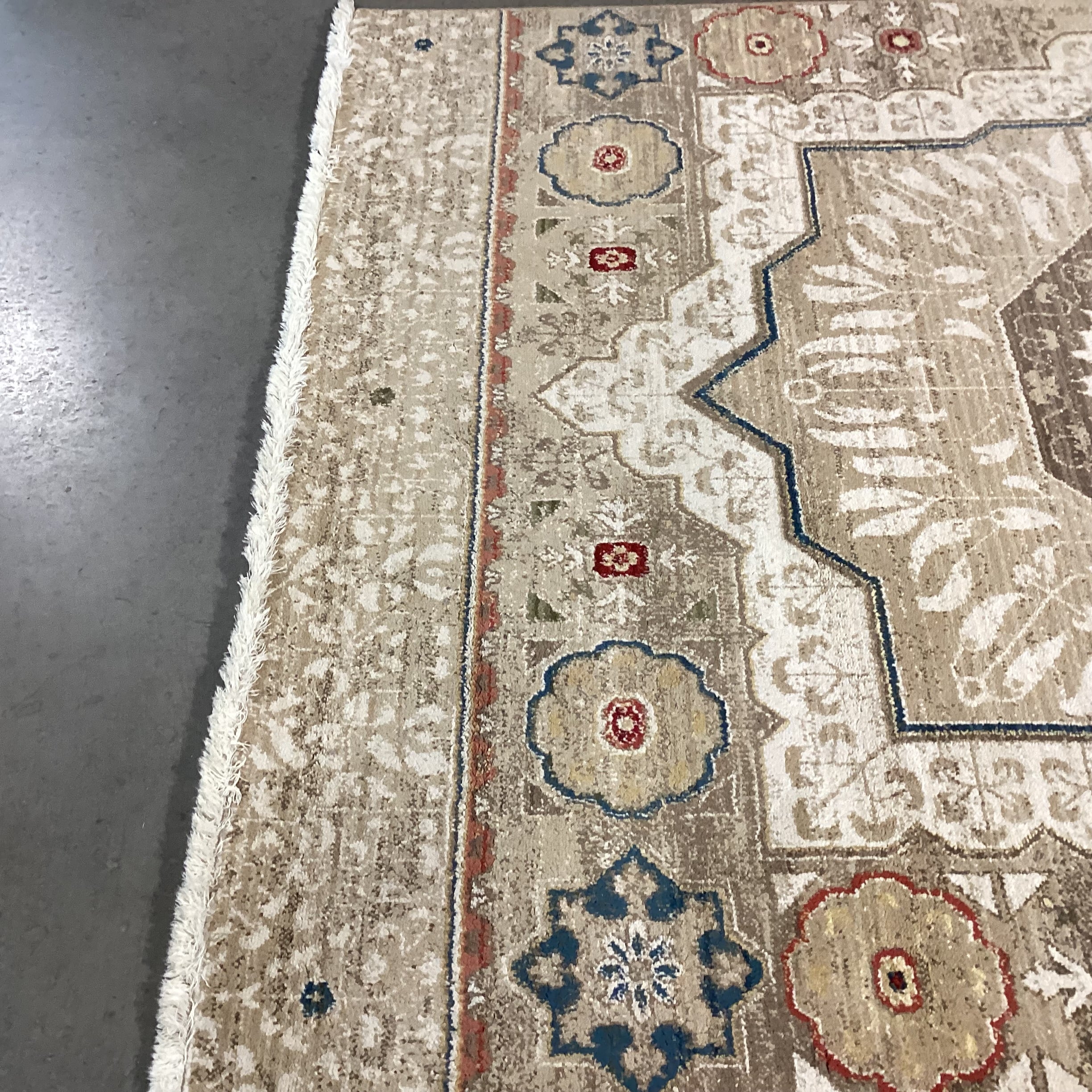 Safavieh Cream Beige with Fringe Rug 5'3"x 7'9"
